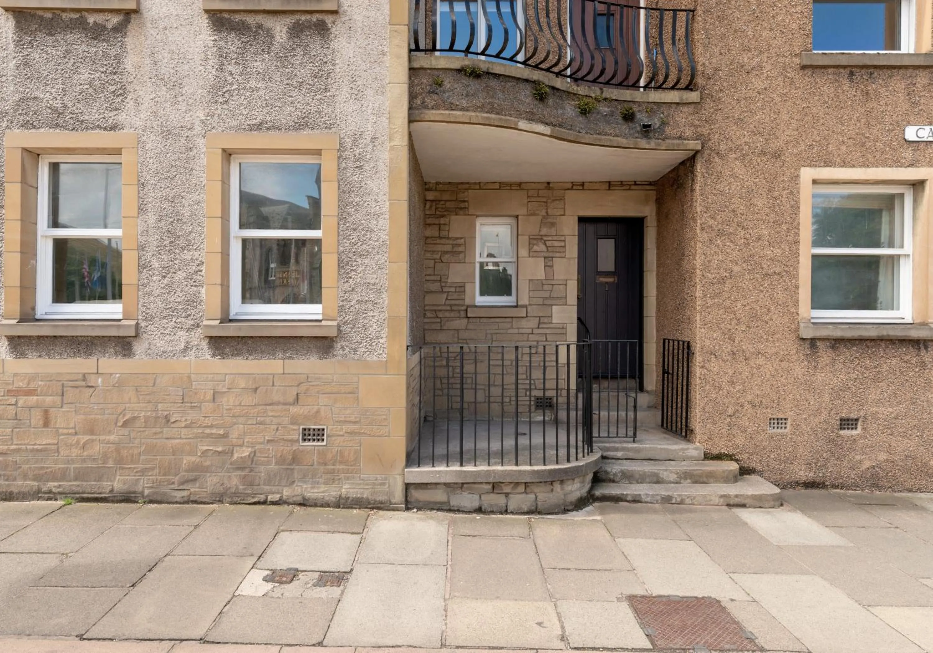 Facade/entrance in Canongate - 357