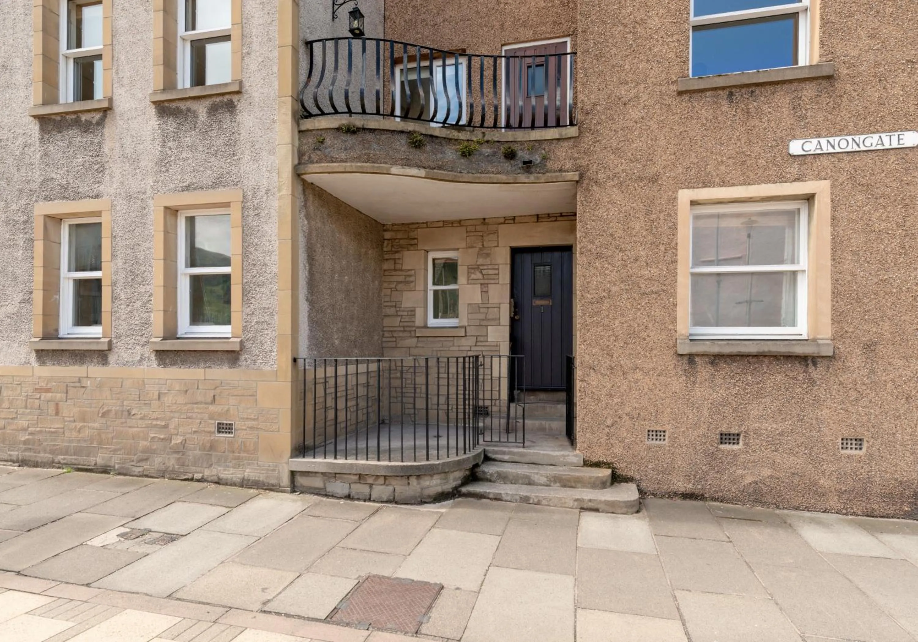 Facade/entrance in Canongate - 357