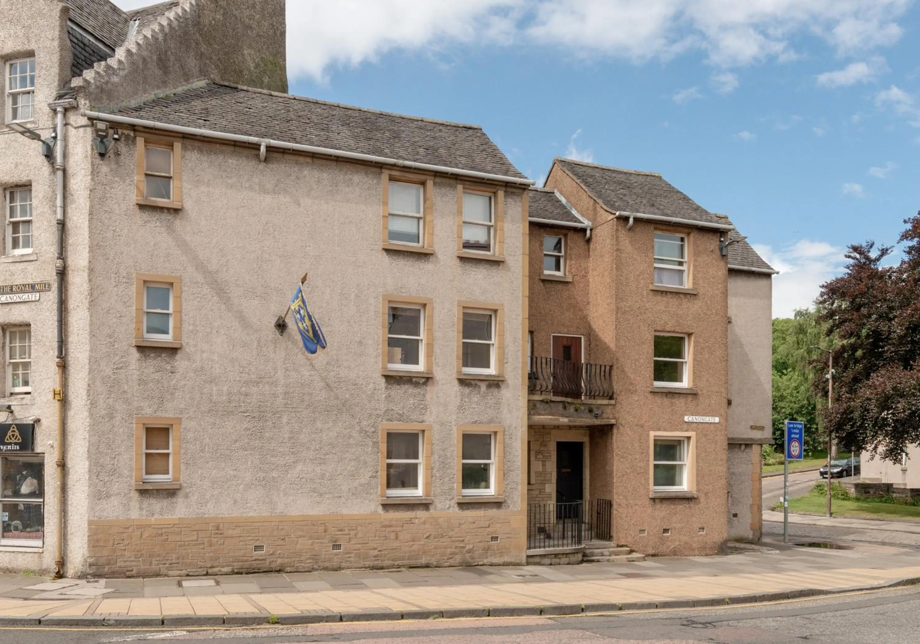 Property building in Canongate - 357