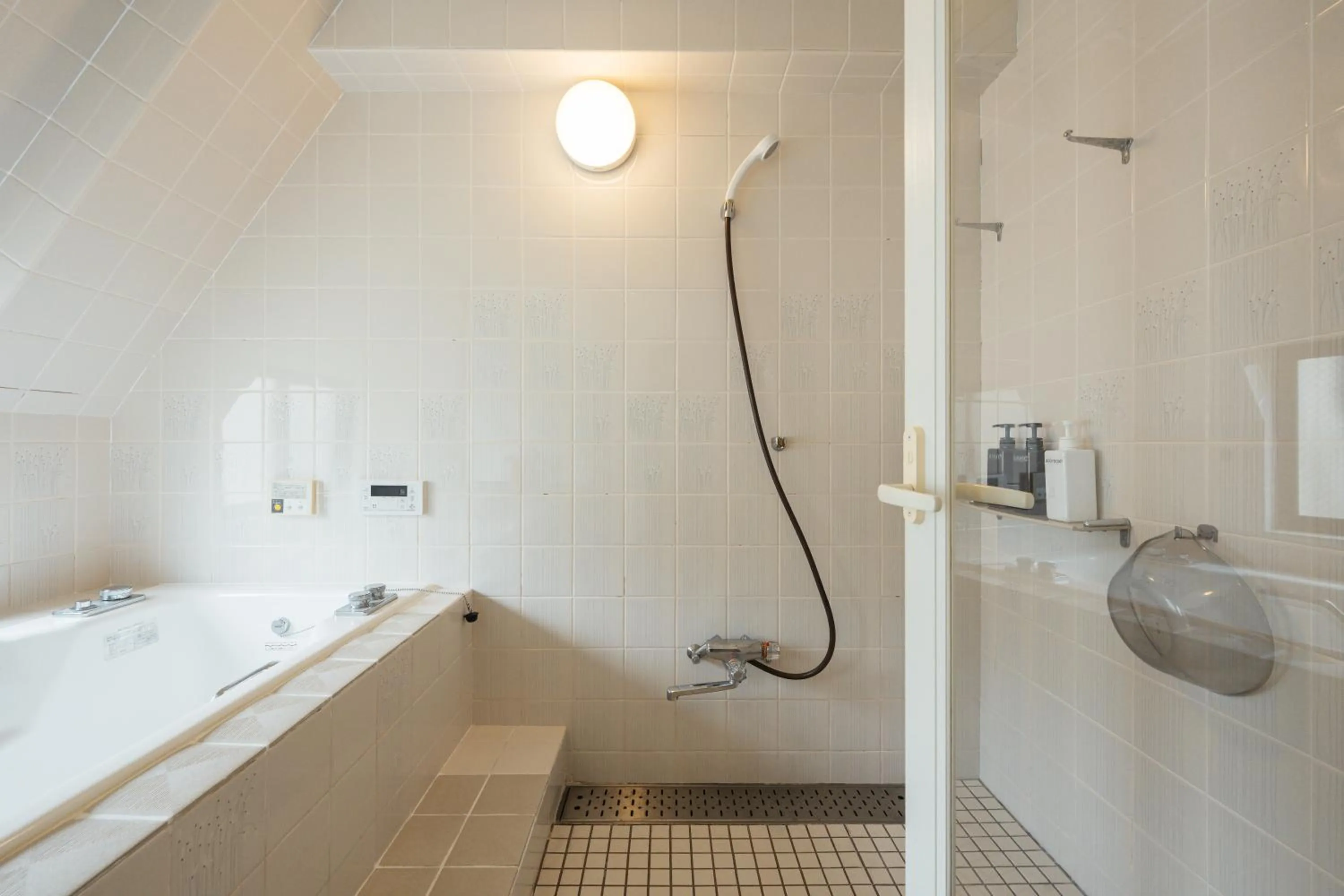 Shower in Tabiyu Abrigo