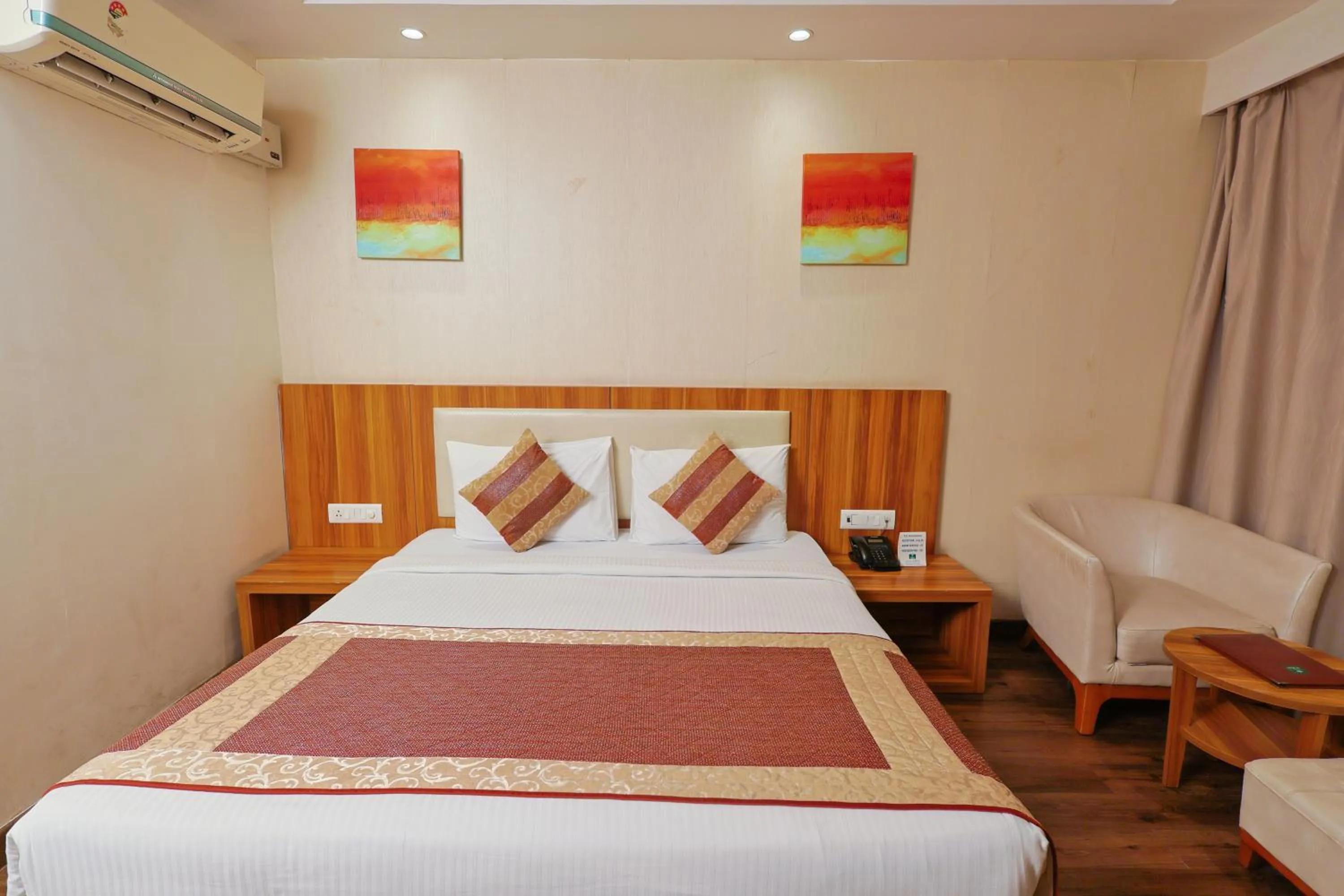 Photo of the whole room, Bed in Le Roi Udaipur