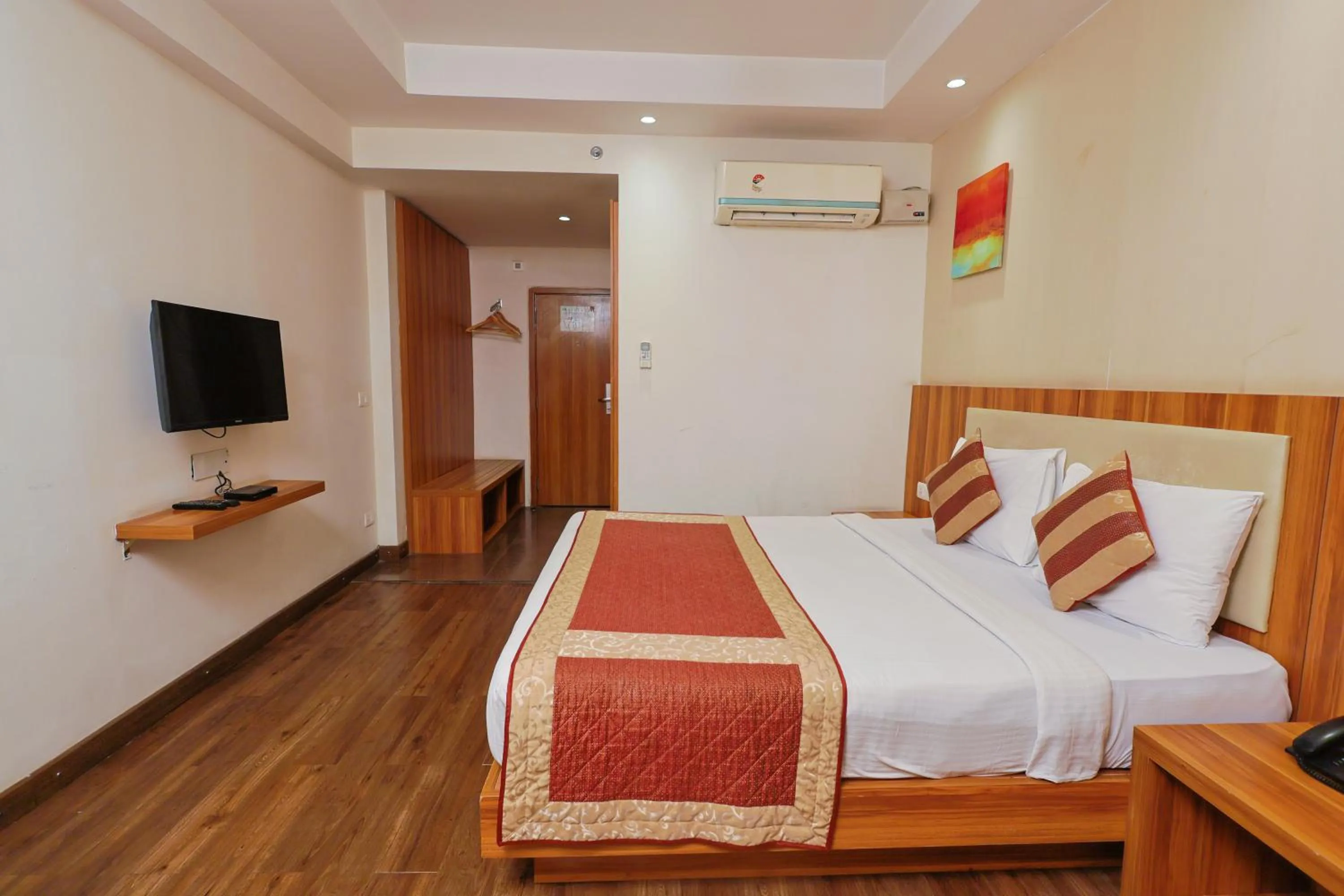 Photo of the whole room, Bed in Le Roi Udaipur