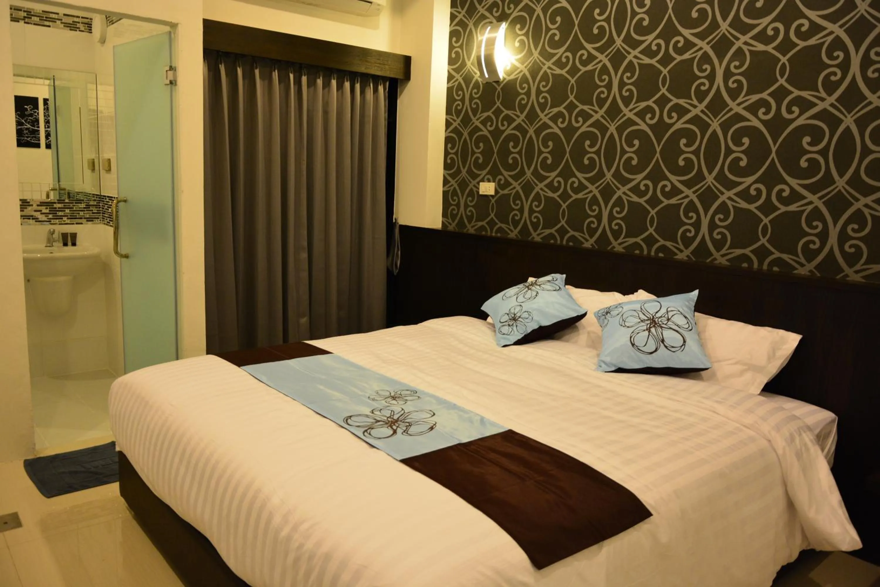 Shower, Bed in Adamaz House