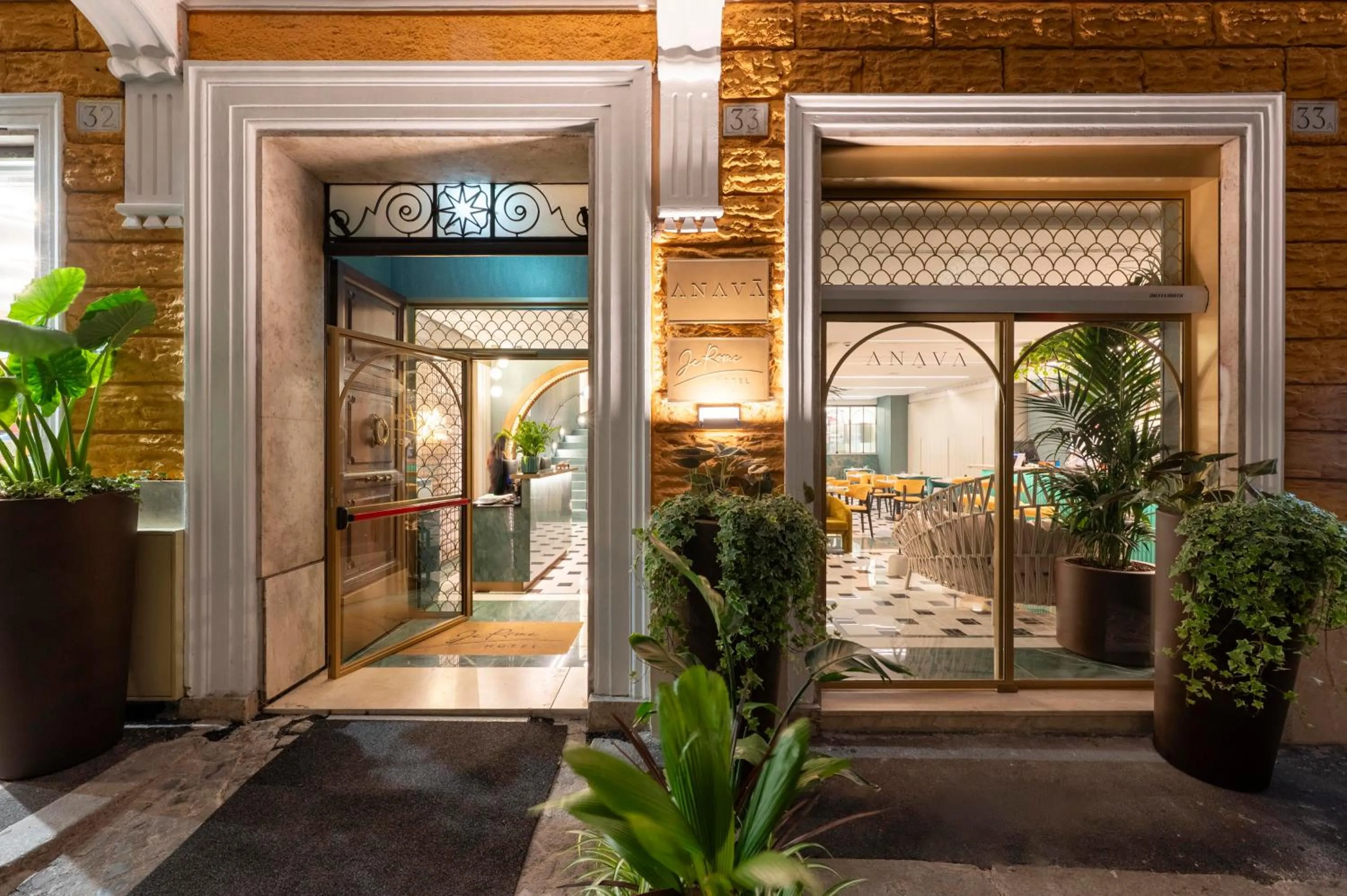 Facade/entrance in Je Rome Hotel