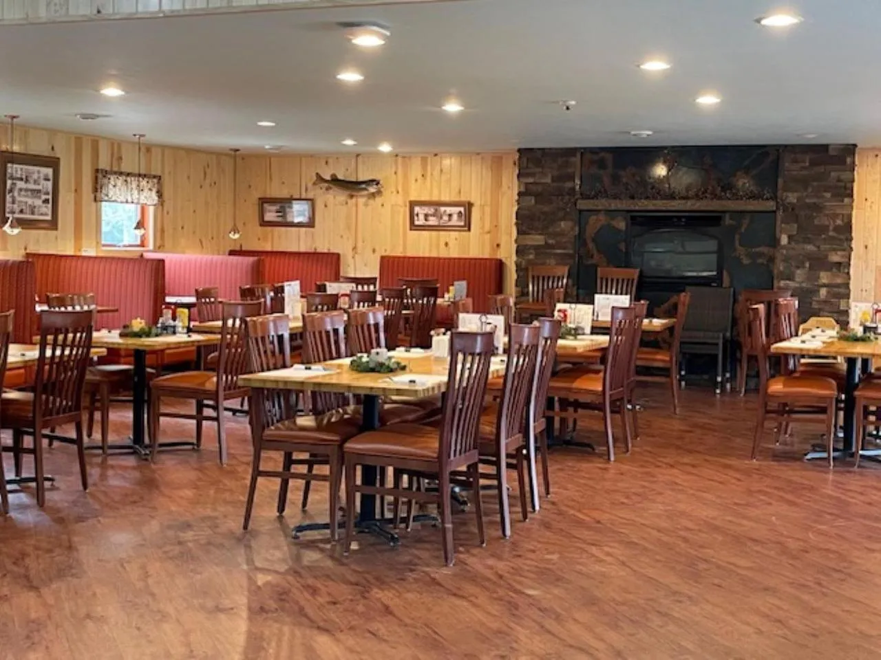 Restaurant/places to eat in Lena's Northern Pines Resort