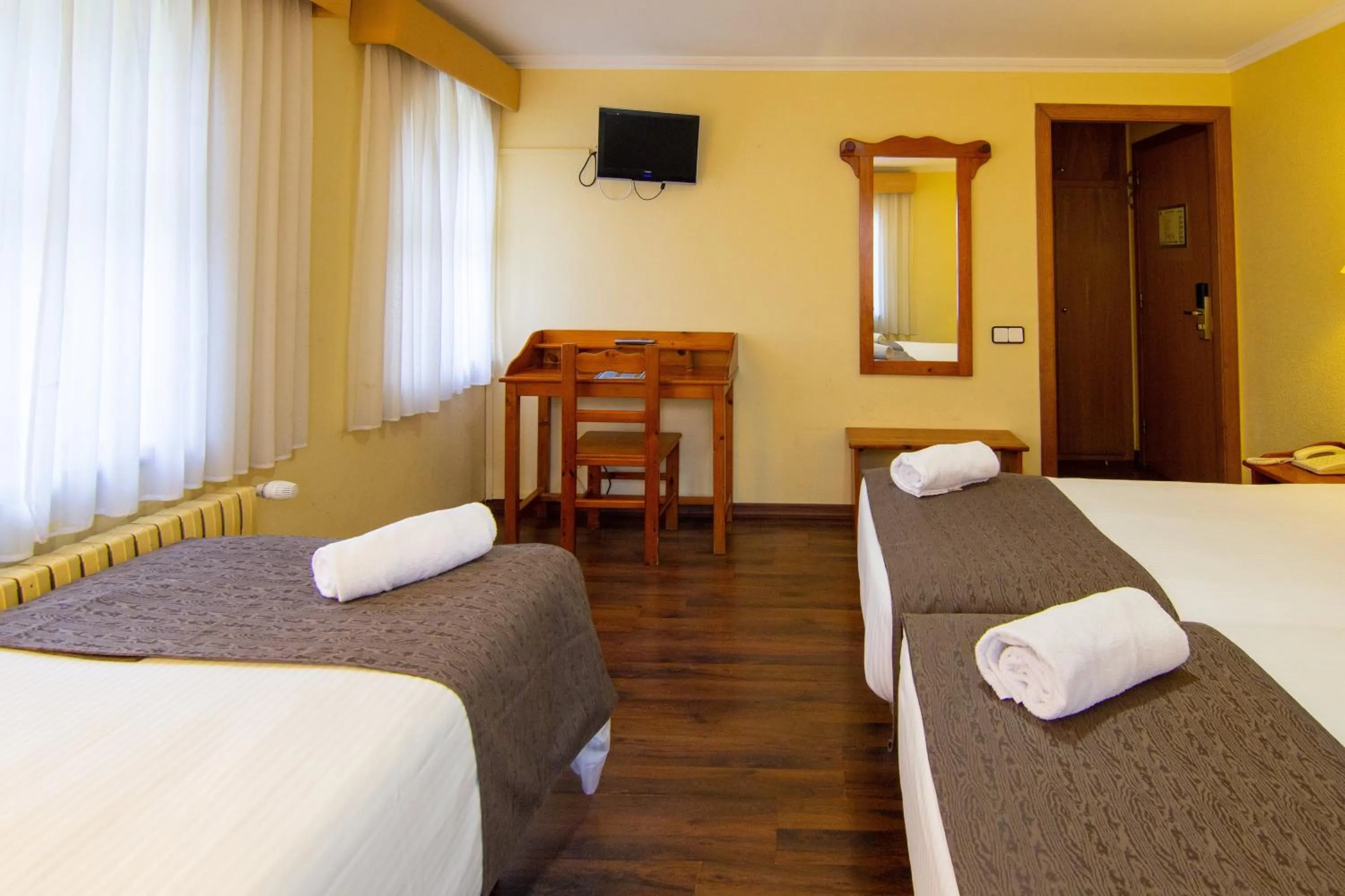 Property building, Bed in Hotel Vall de Núria