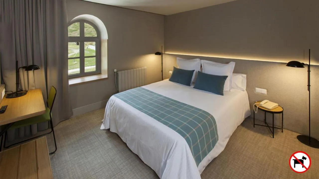 Bedroom, Bed in Hotel Vall de Núria