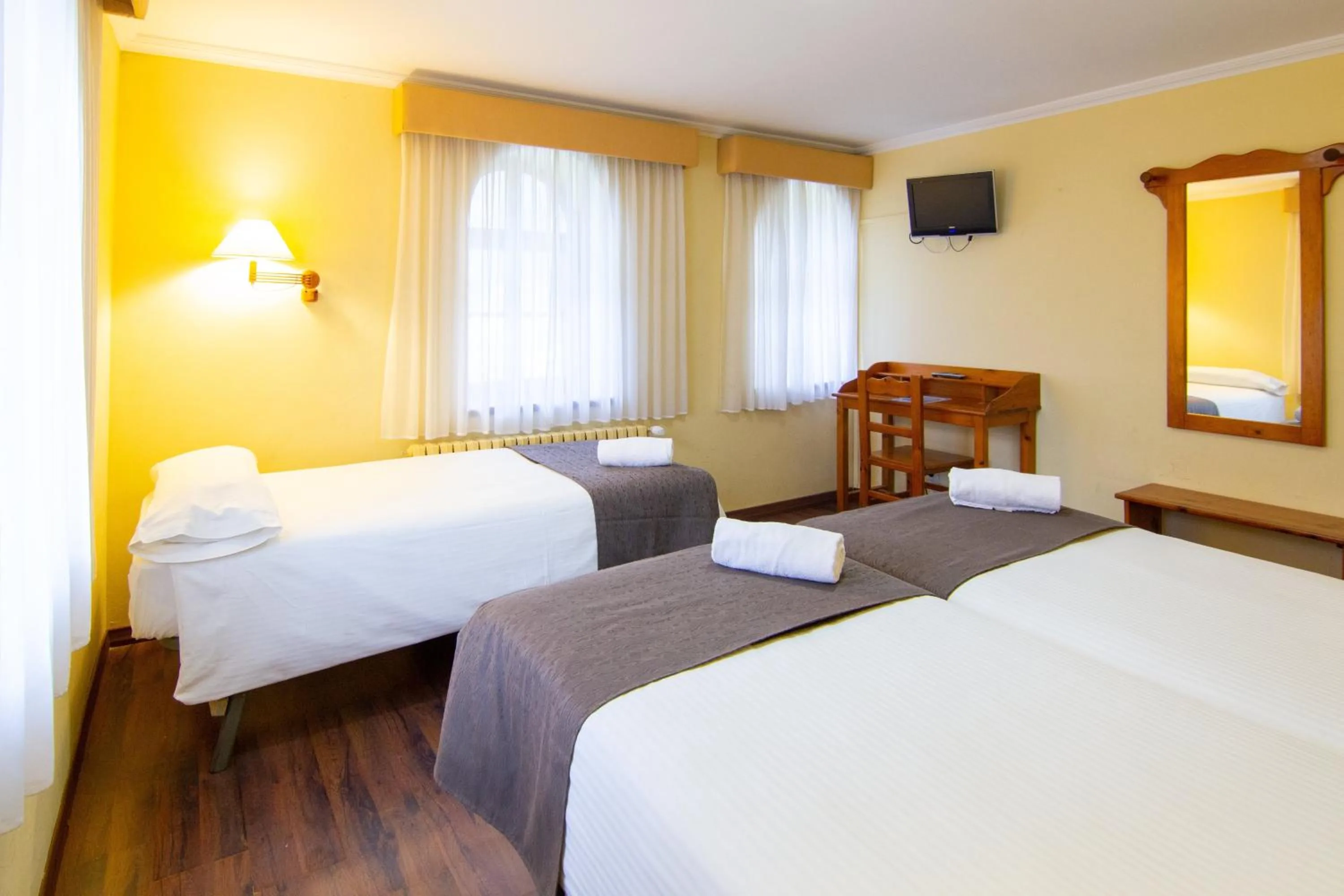 Property building, Bed in Hotel Vall de Núria