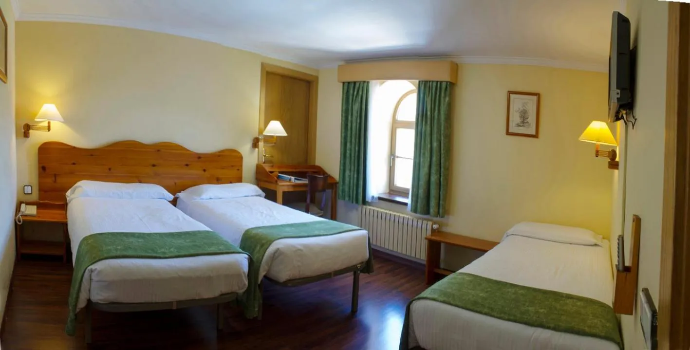 Photo of the whole room, Bed in Hotel Vall de Núria