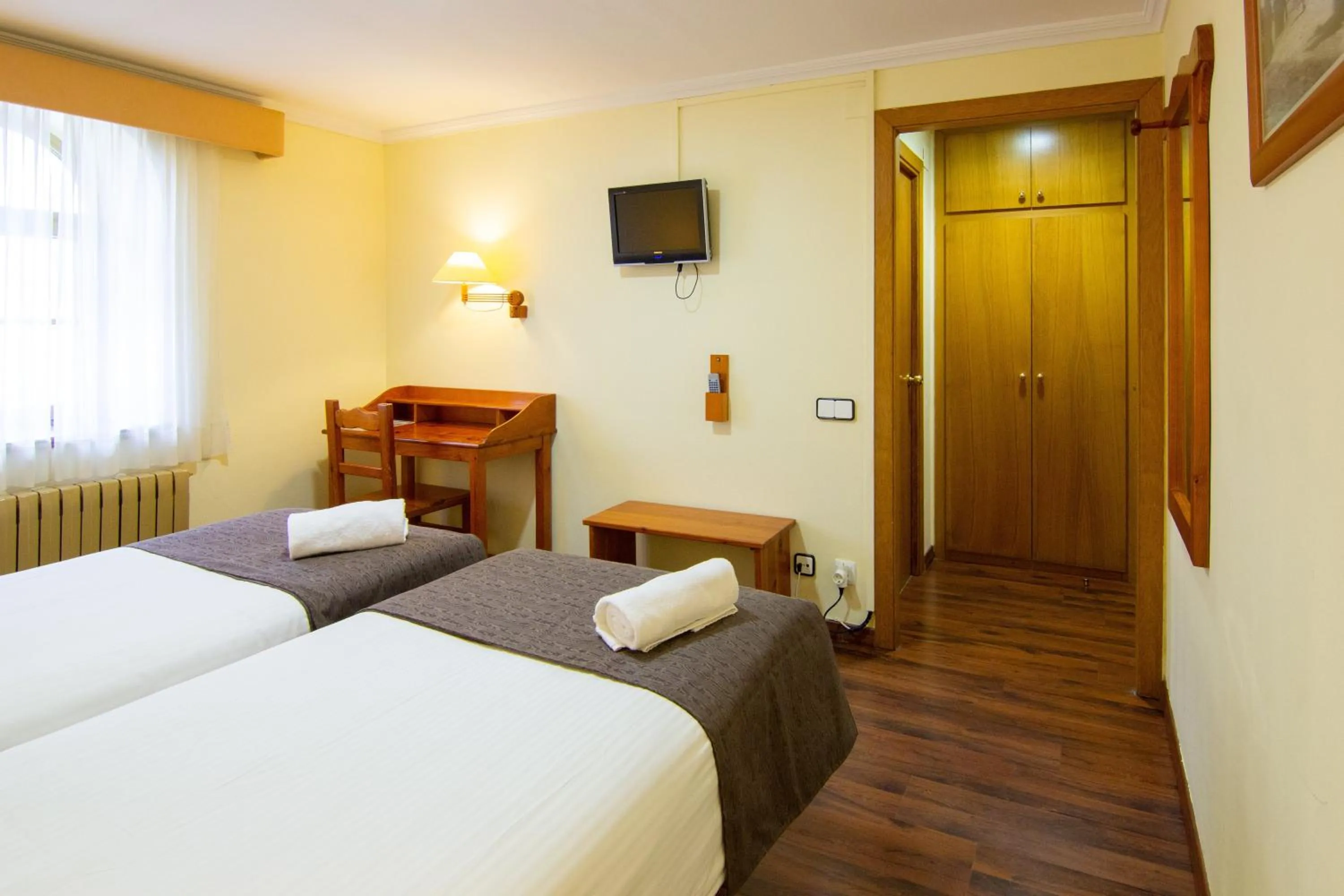 Property building, Bed in Hotel Vall de Núria