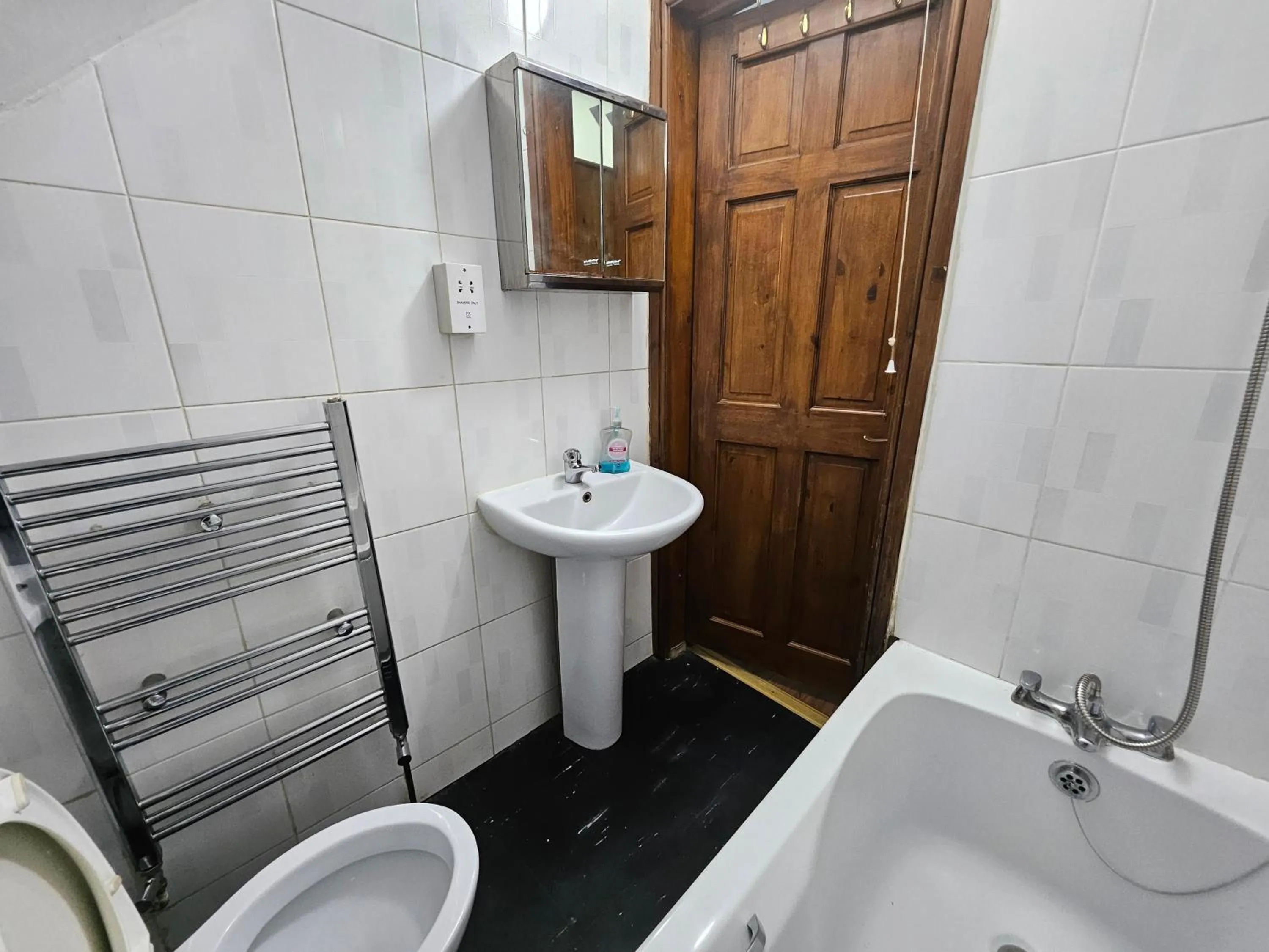 Bathroom in SnoozeDen Wellesley - Near to Slough Station