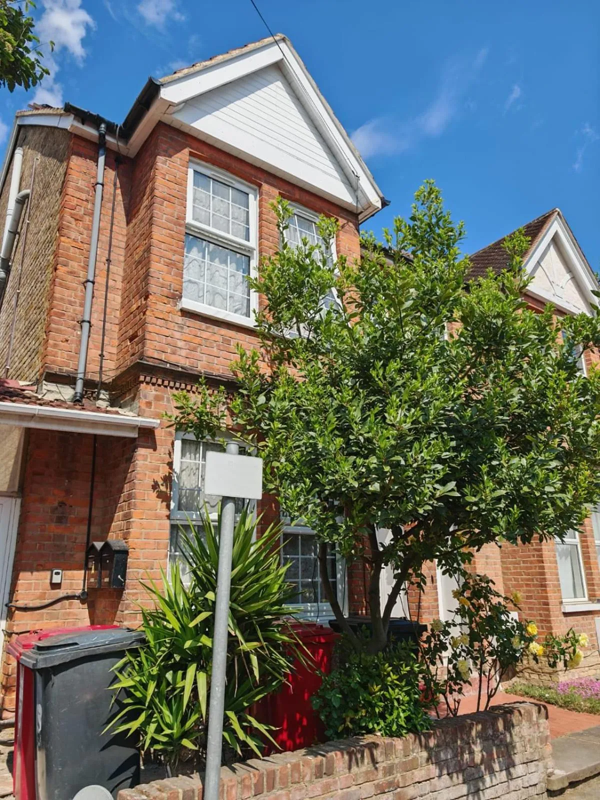 Property building in SnoozeDen Wellesley - Near to Slough Station
