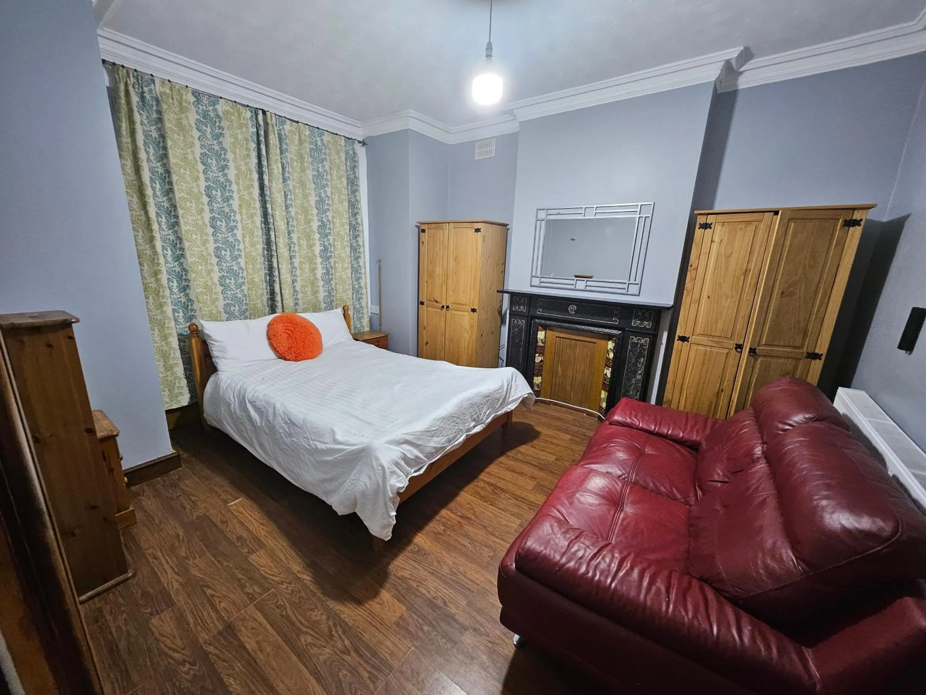 Photo of the whole room, Bed in SnoozeDen Wellesley - Near to Slough Station