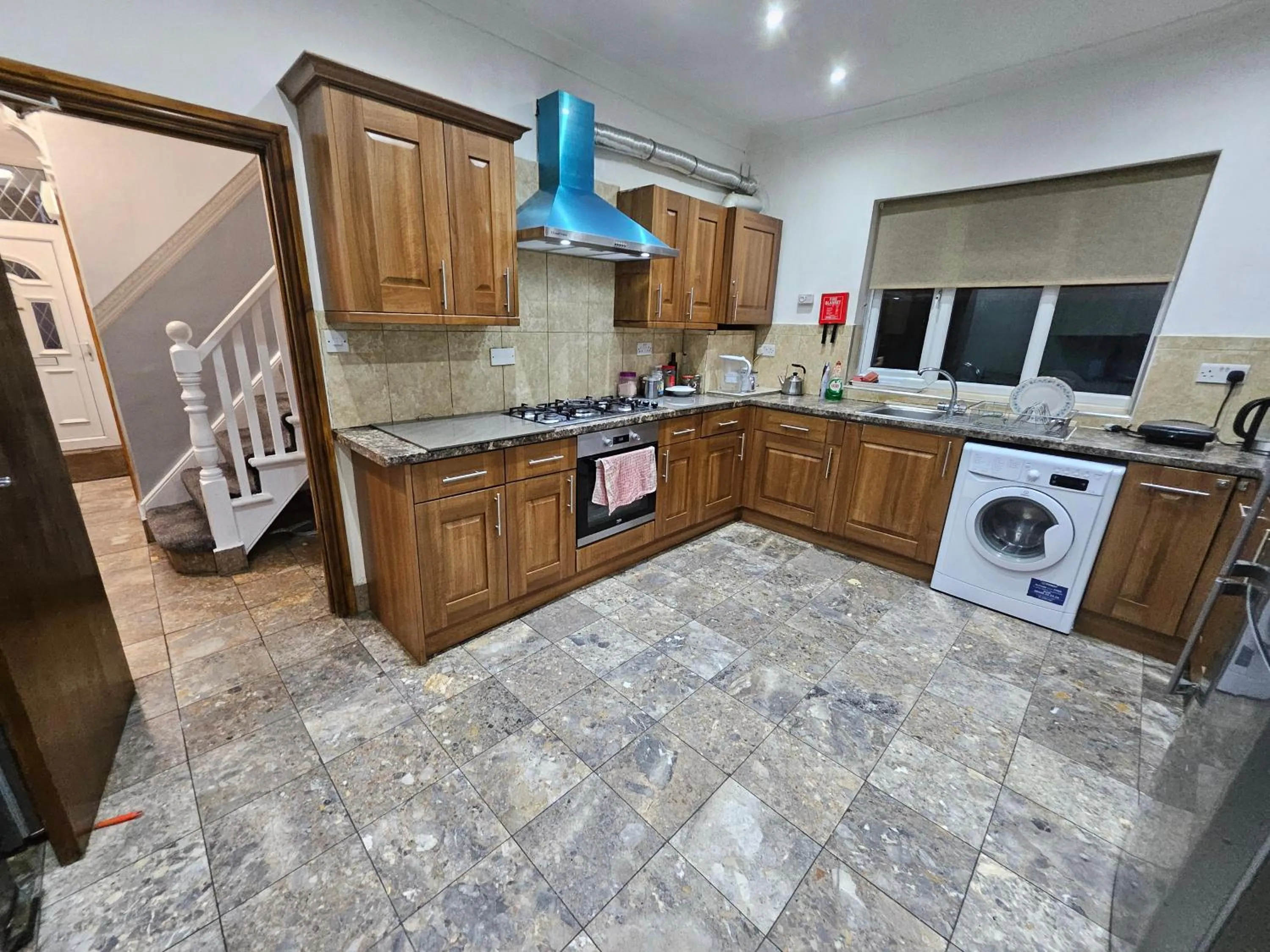 Kitchen or kitchenette in SnoozeDen Wellesley - Near to Slough Station