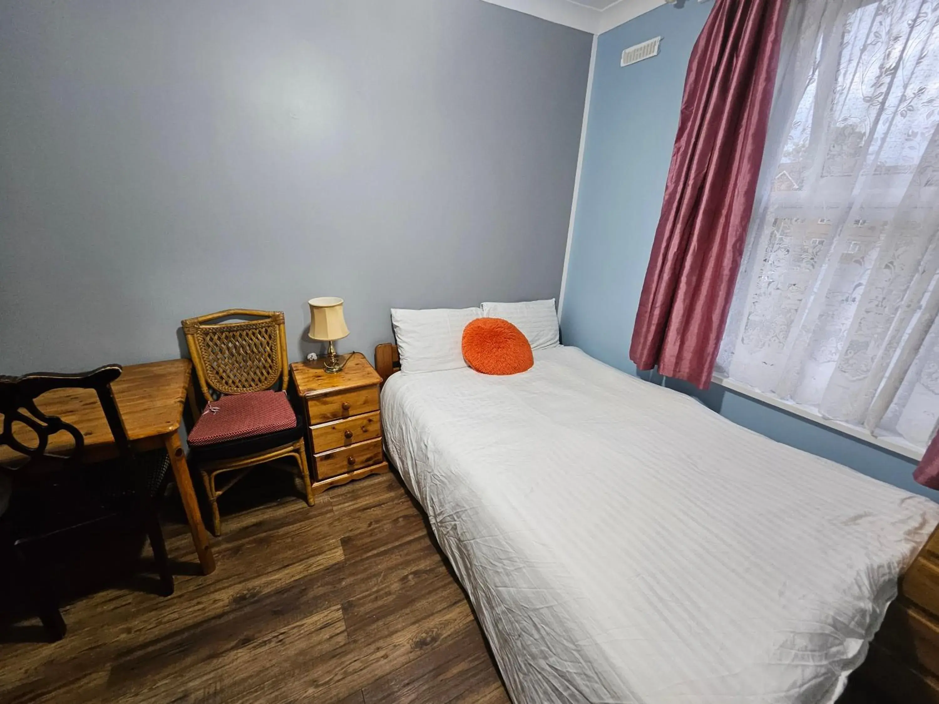 Standard Single Room with Shared Bathroom - single occupancy in SnoozeDen Wellesley - Near to Slough Station Standard Single Room with Shared Bathroom - single occupancy in SnoozeDen Wellesley - Near to Slough Station