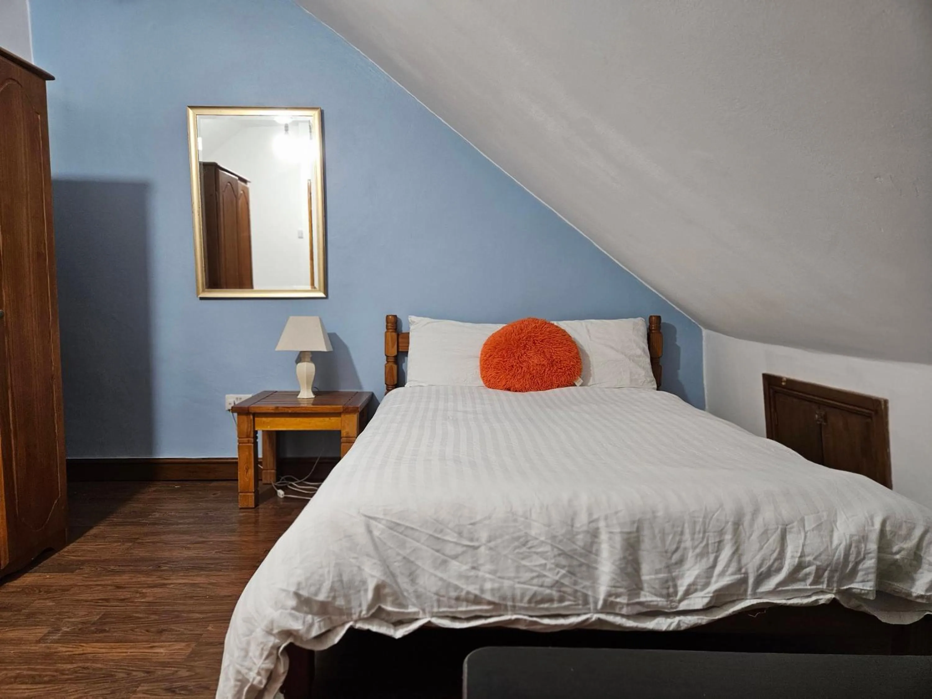 Bedroom, Bed in SnoozeDen Wellesley - Near to Slough Station