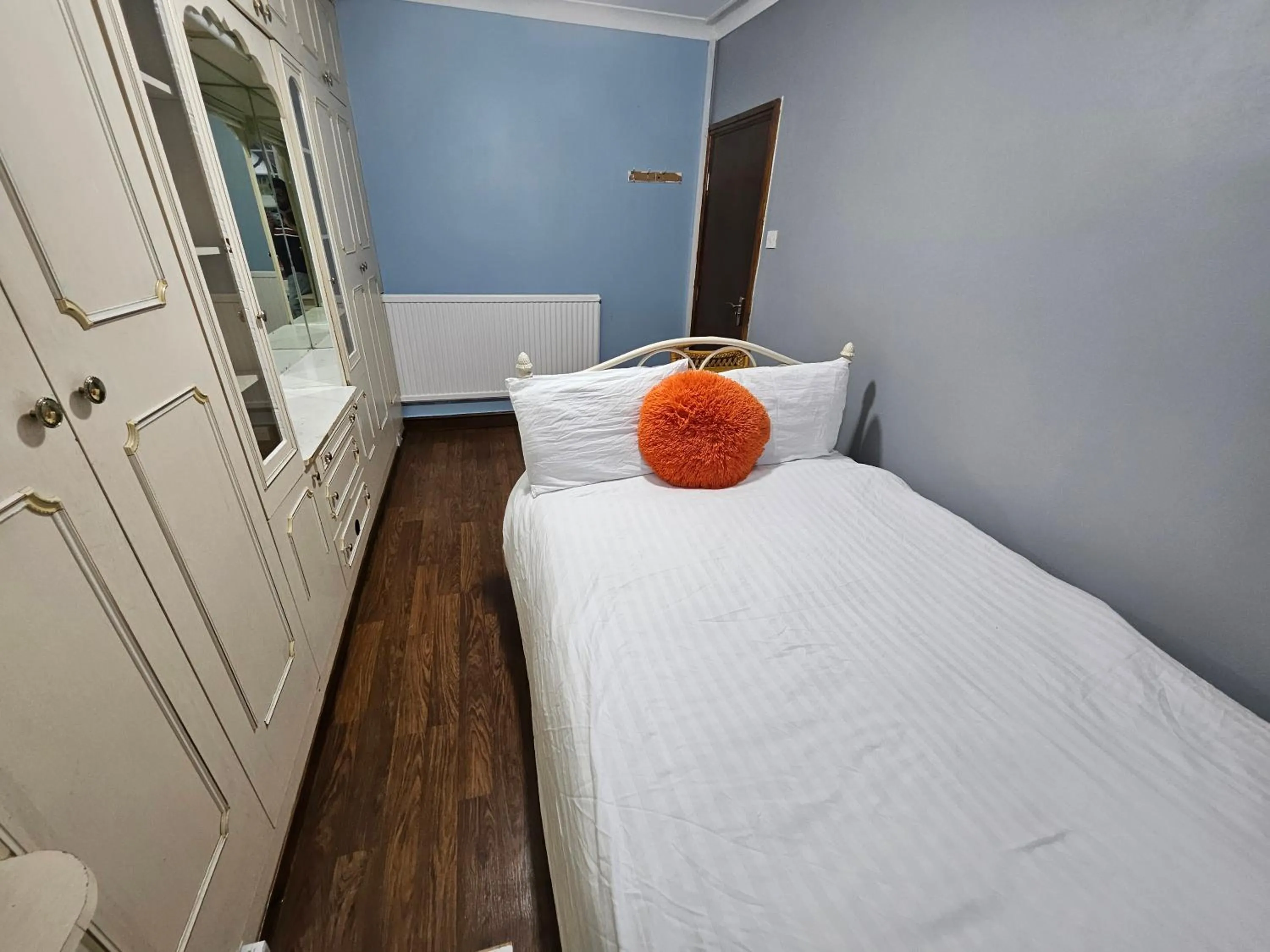 Bedroom, Bed in SnoozeDen Wellesley - Near to Slough Station