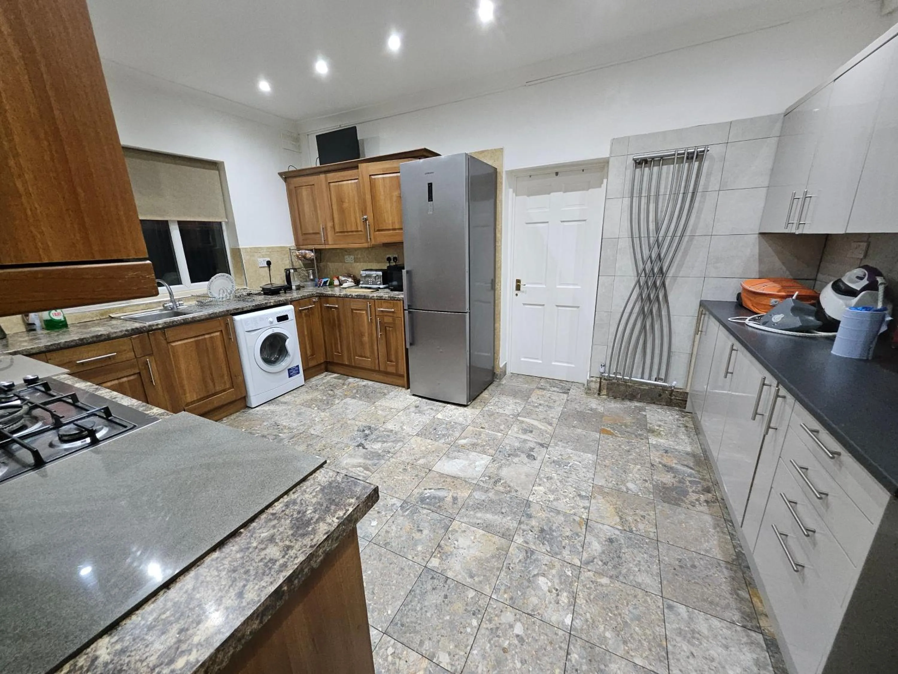 Kitchen or kitchenette in SnoozeDen Wellesley - Near to Slough Station