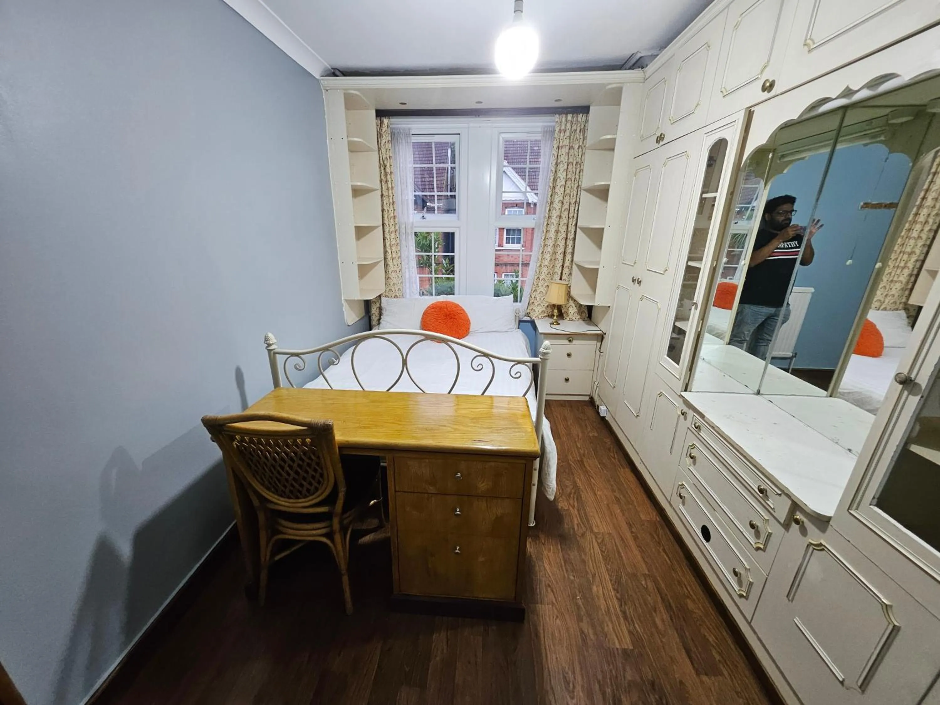 Photo of the whole room in SnoozeDen Wellesley - Near to Slough Station