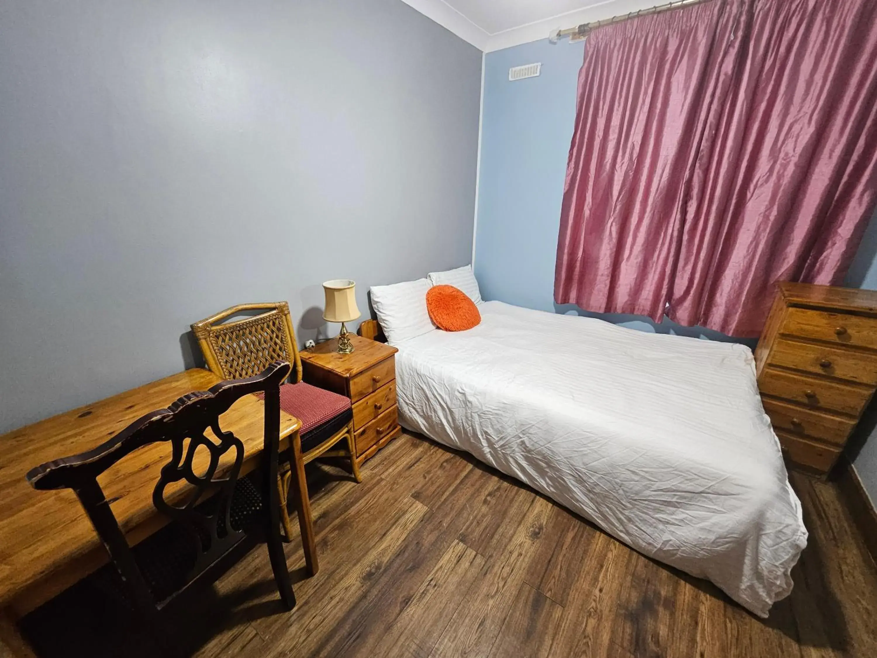 Standard Single Room with Shared Bathroom in SnoozeDen Wellesley - Near to Slough Station Standard Single Room with Shared Bathroom in SnoozeDen Wellesley - Near to Slough Station
