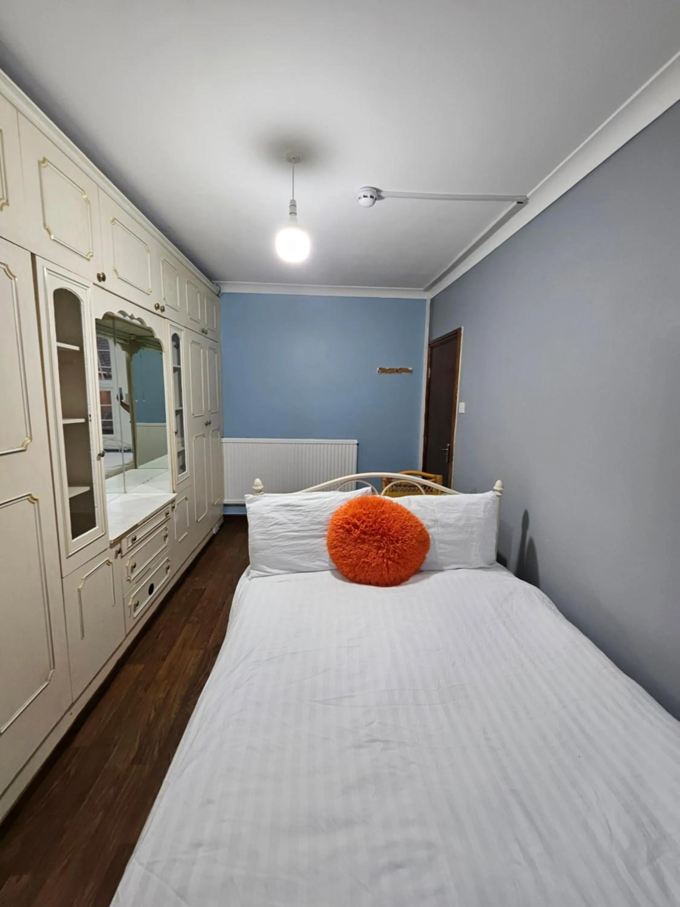 Bedroom, Bed in SnoozeDen Wellesley - Near to Slough Station