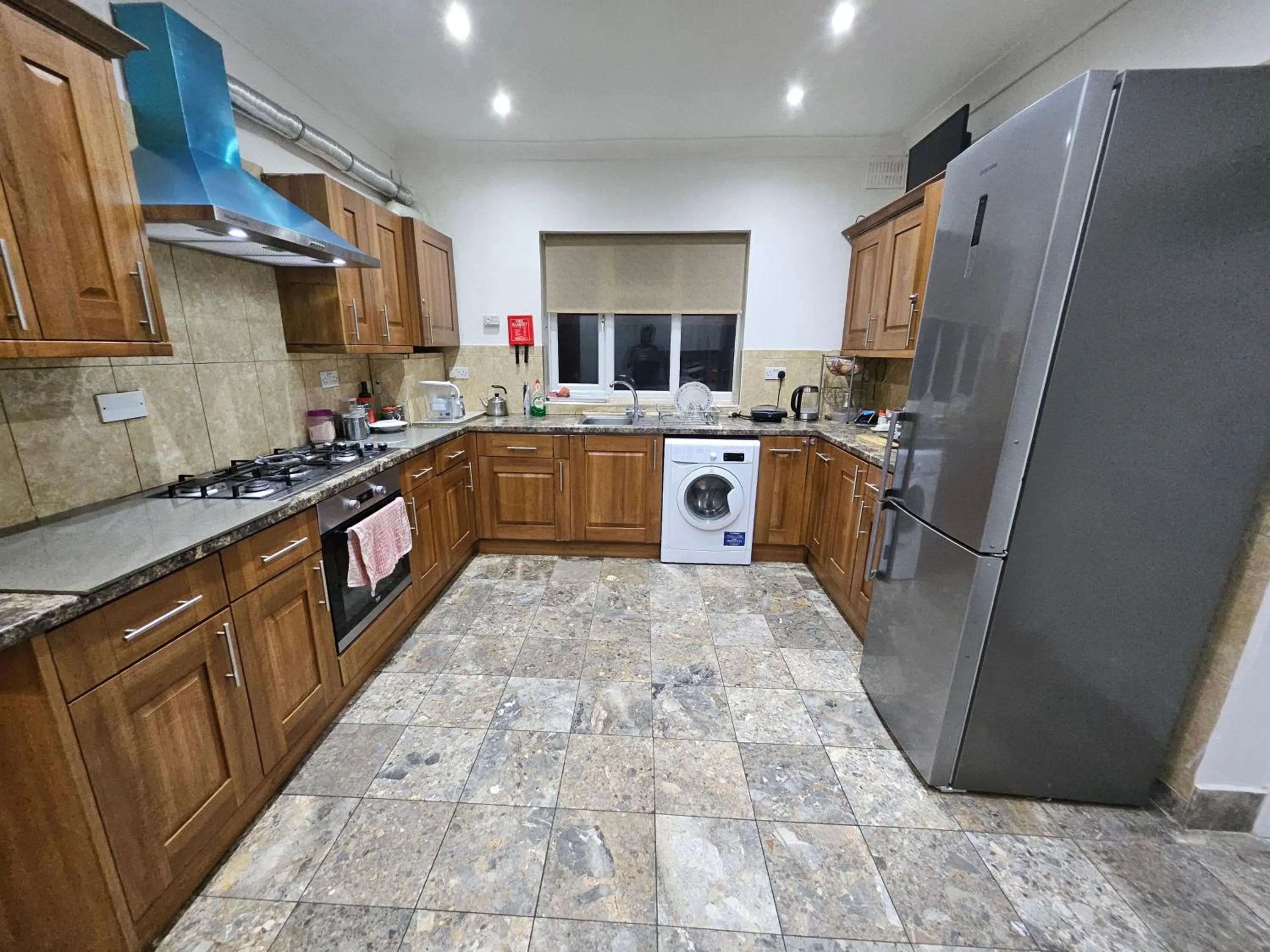 Kitchen or kitchenette in SnoozeDen Wellesley - Near to Slough Station