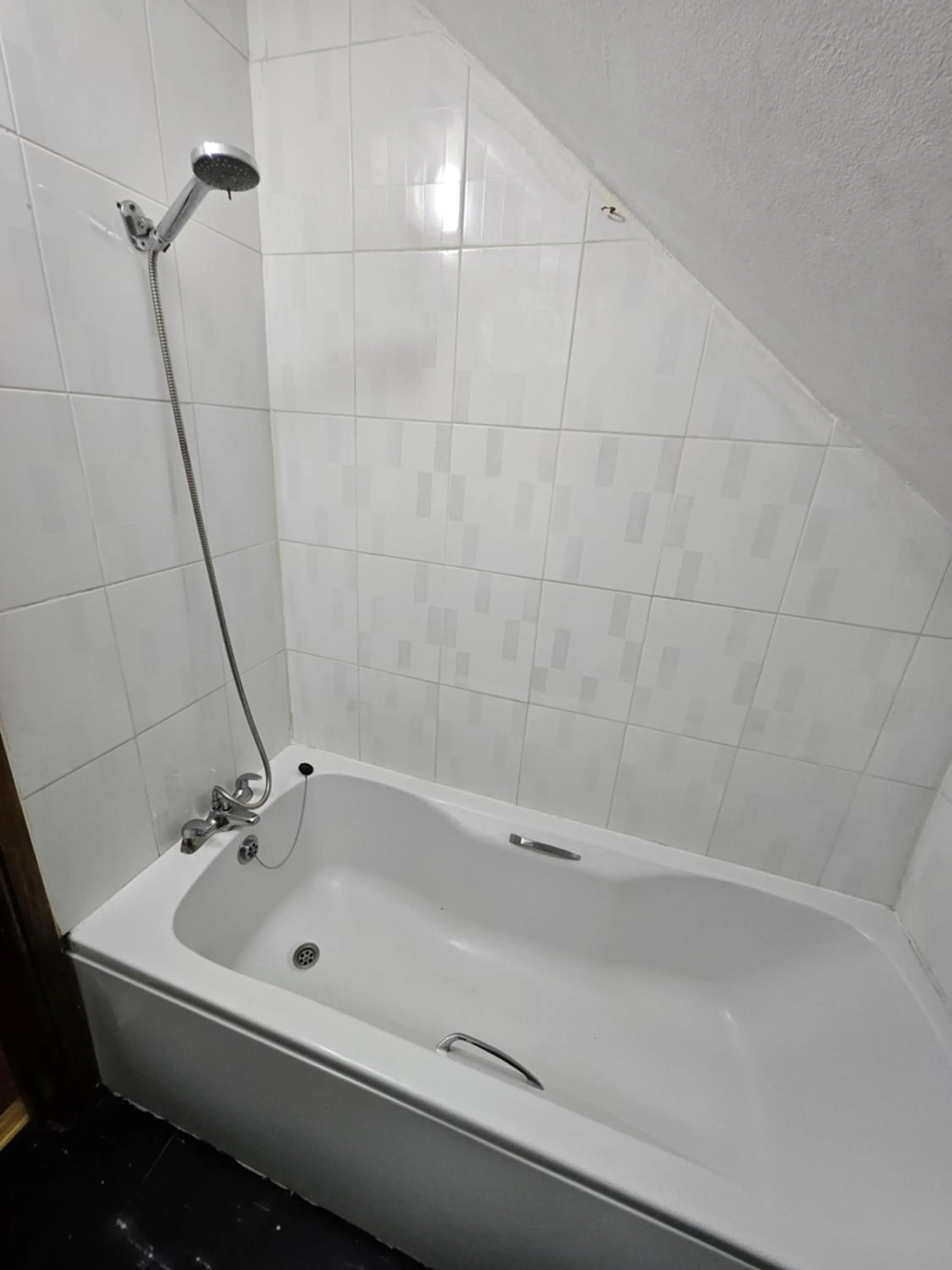 Bathroom in SnoozeDen Wellesley - Near to Slough Station