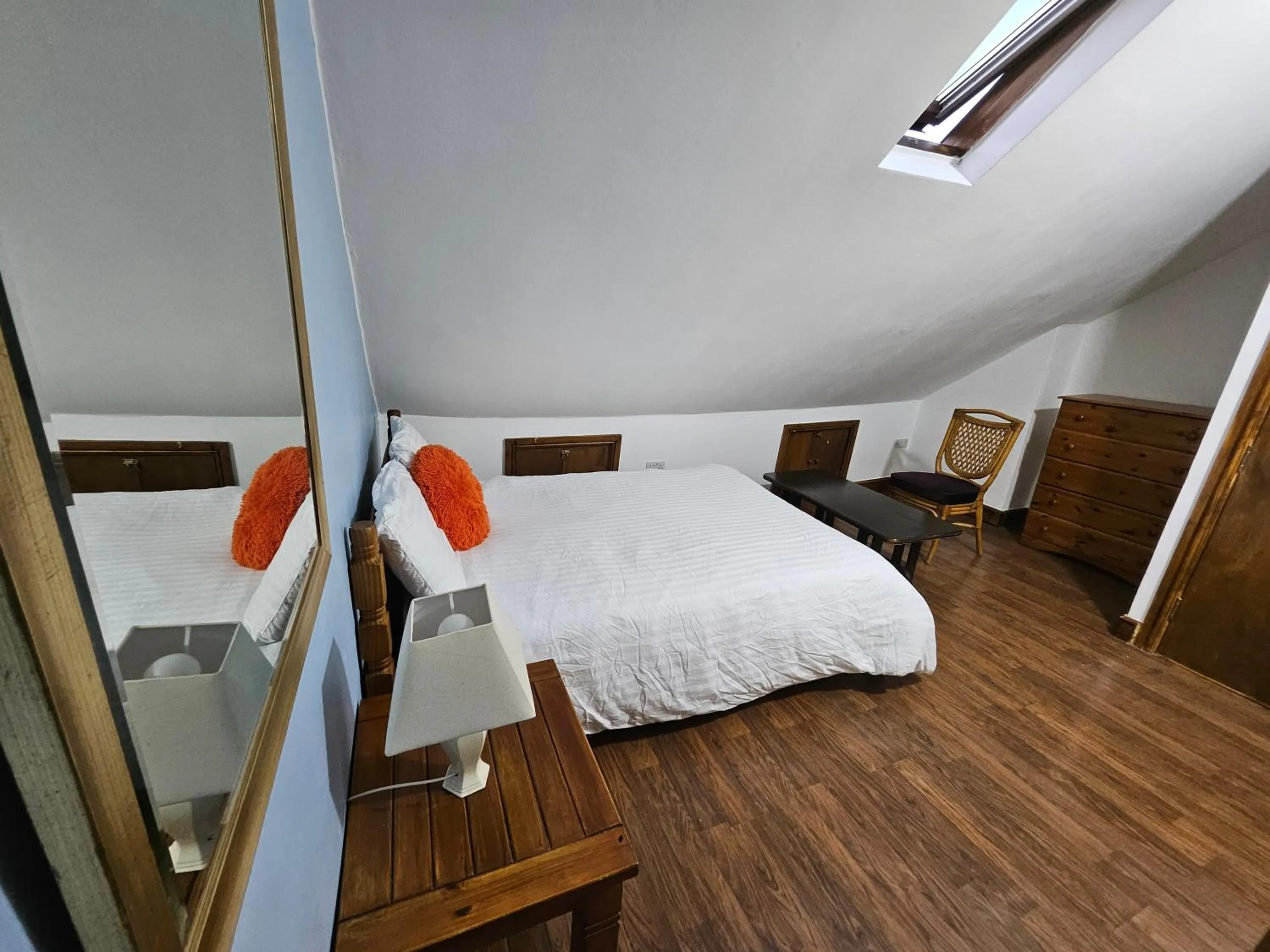 Photo of the whole room, Bed in SnoozeDen Wellesley - Near to Slough Station