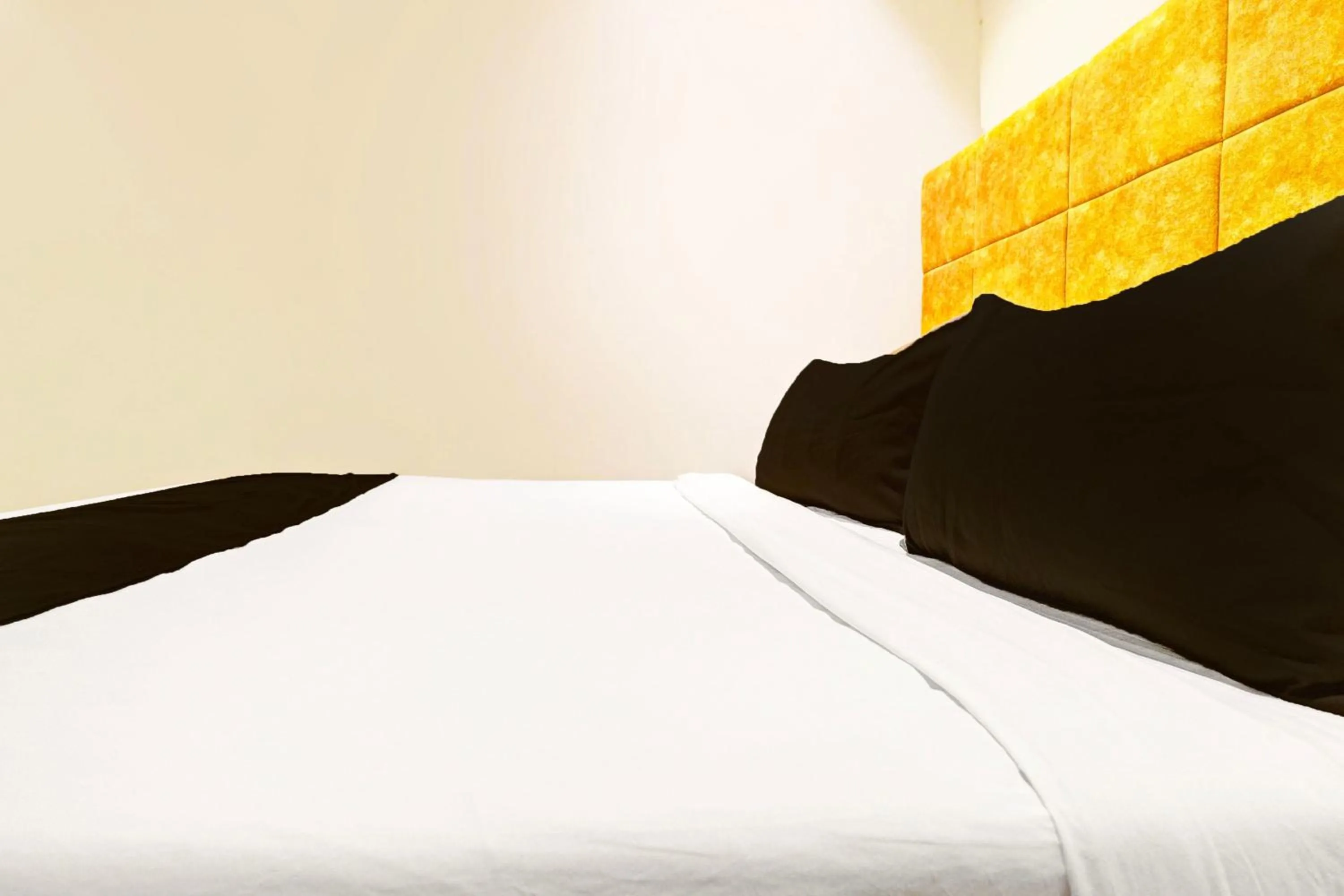 Facade/entrance, Bed in HOTEL O NK RESIDENCy