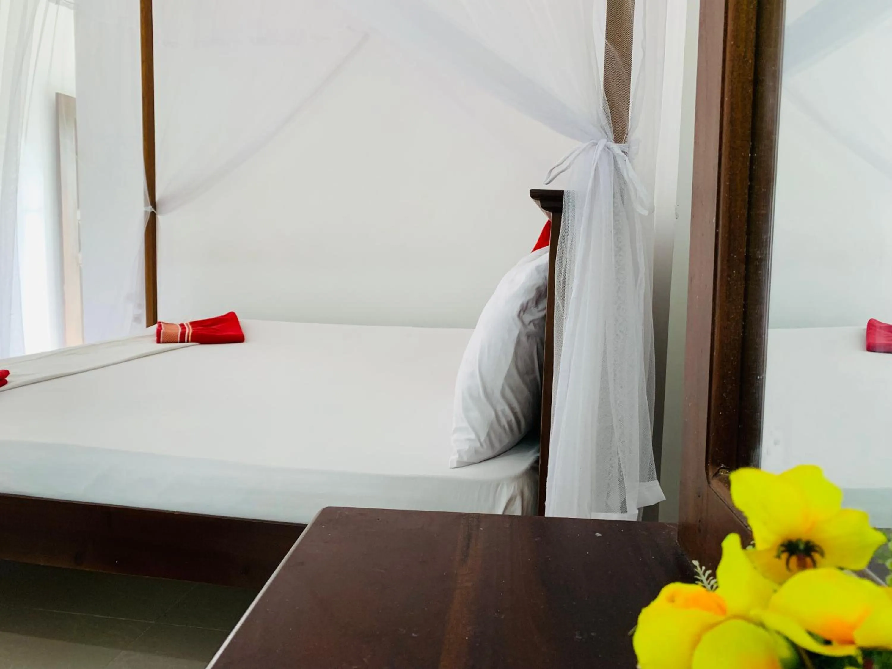 Photo of the whole room, Bed in Calidan