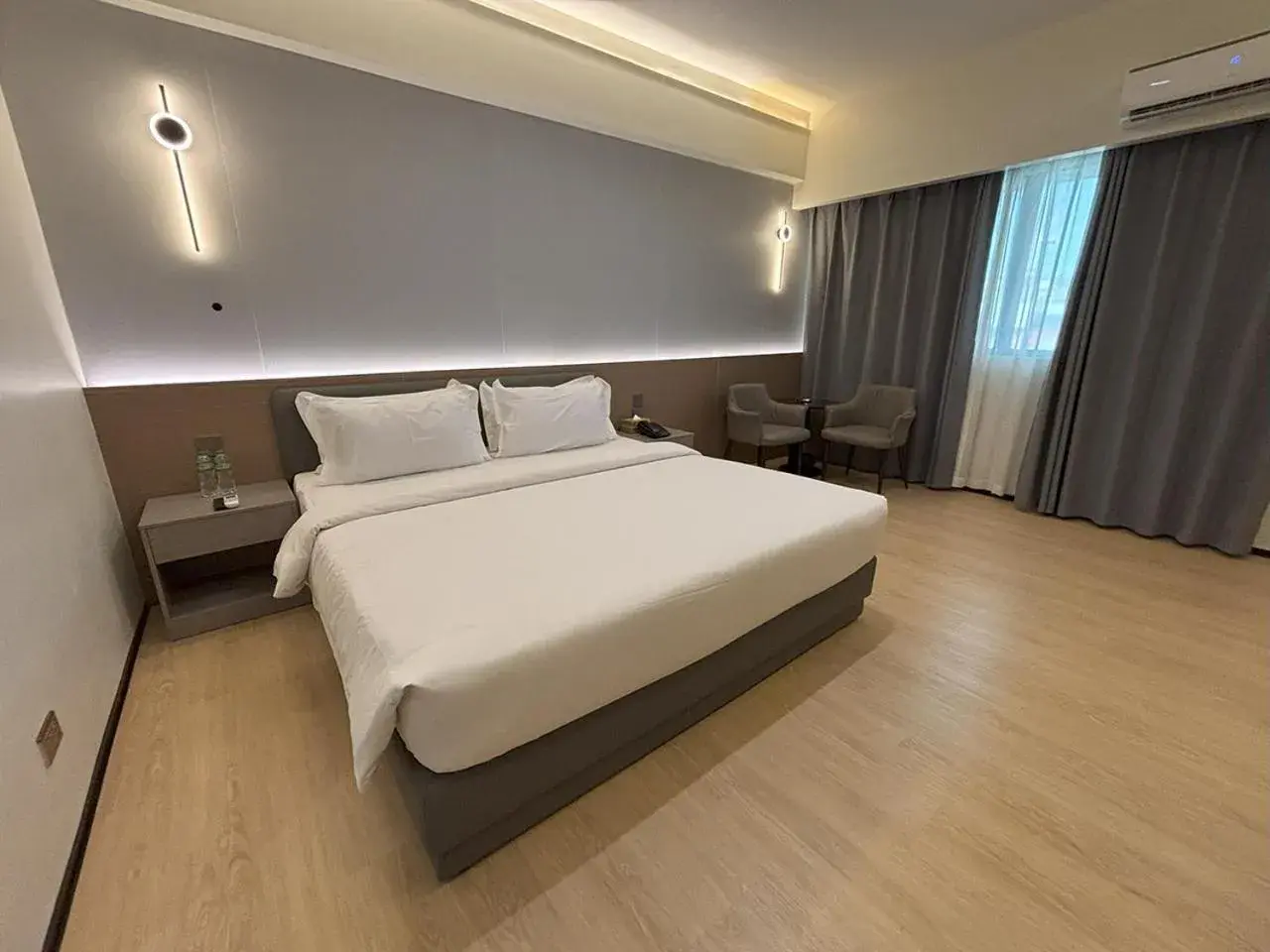 Bedroom, Bed in Lido De Paris Hotel Bedroom, Bed in Lido De Paris Hotel