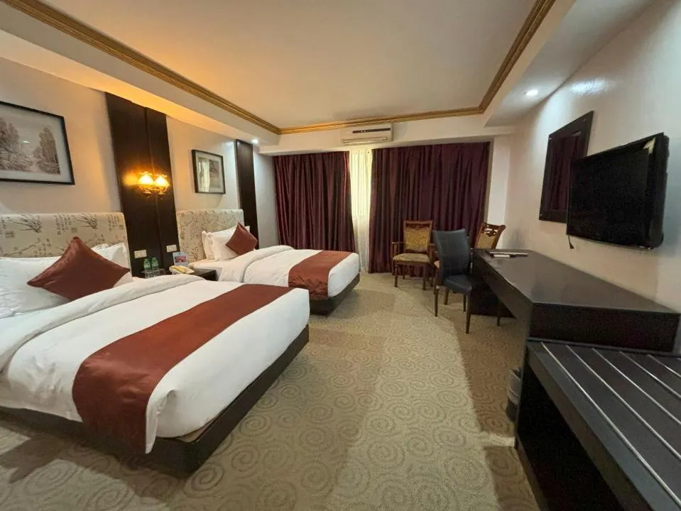 Bedroom, Bed in Lido De Paris Hotel