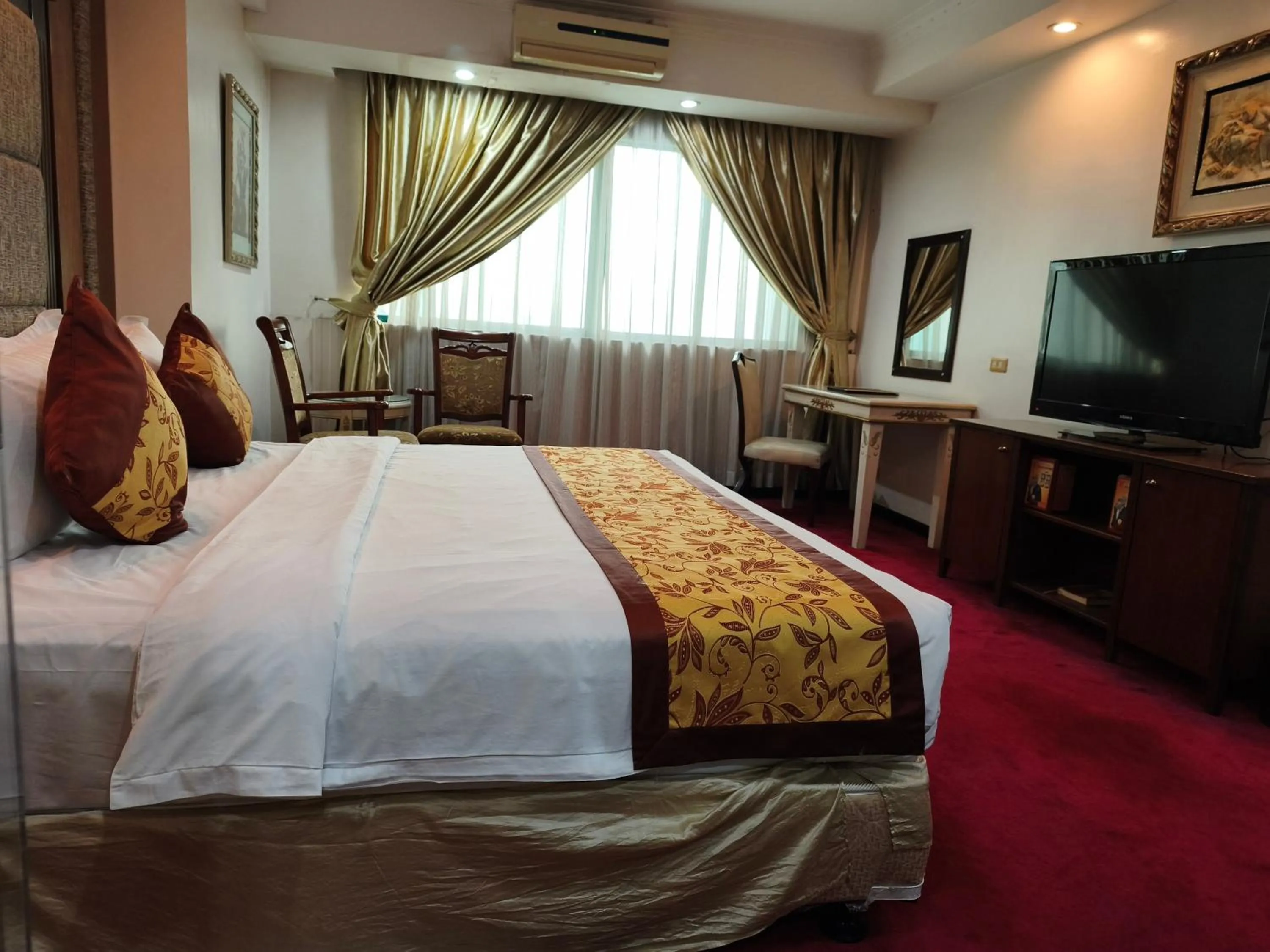 Bedroom, Bed in Lido De Paris Hotel