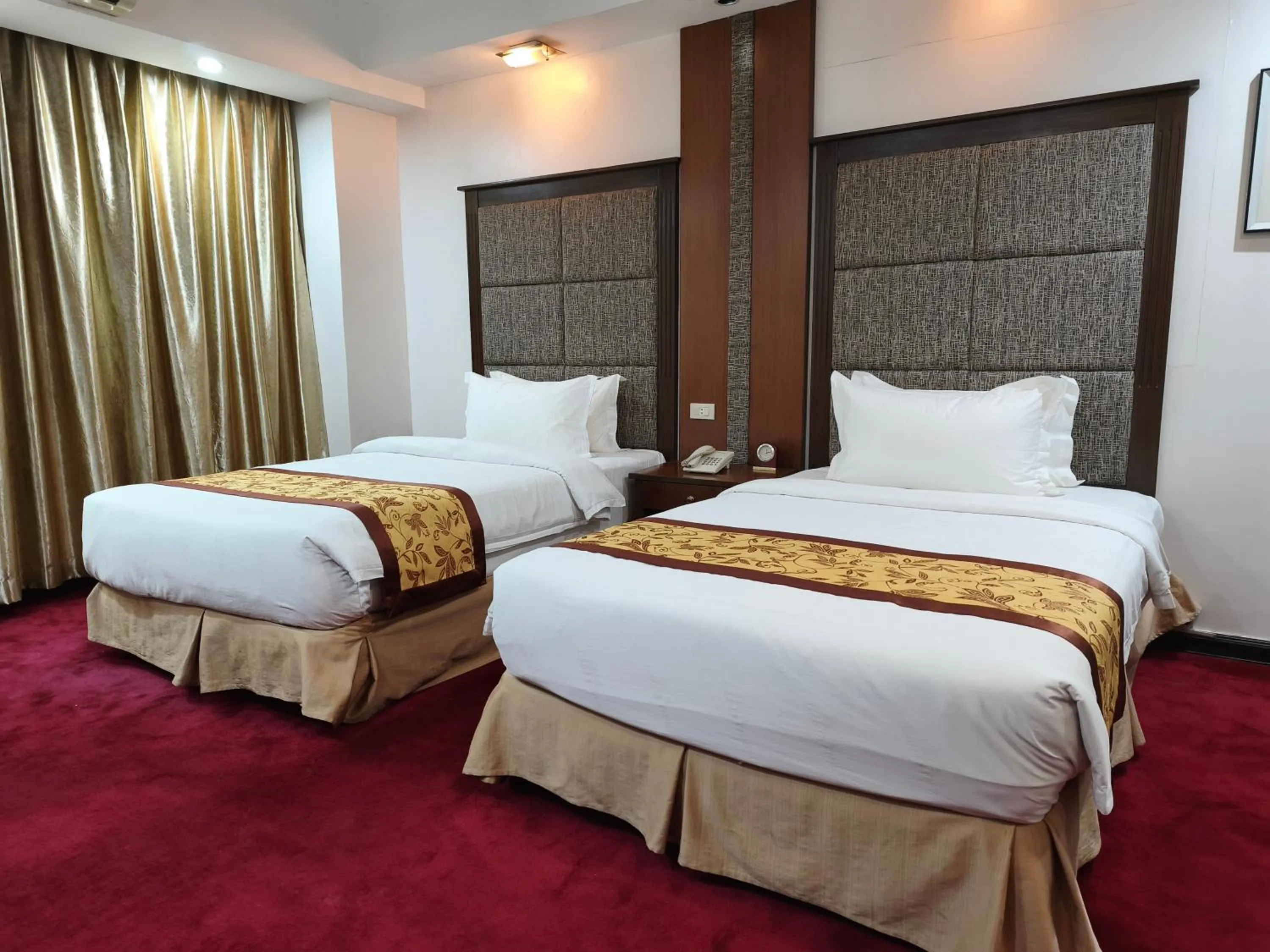 Bedroom, Bed in Lido De Paris Hotel