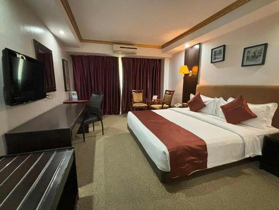 Bedroom, Bed in Lido De Paris Hotel