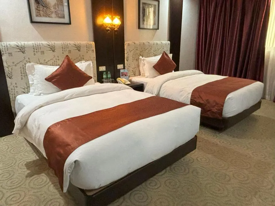 Bedroom, Bed in Lido De Paris Hotel