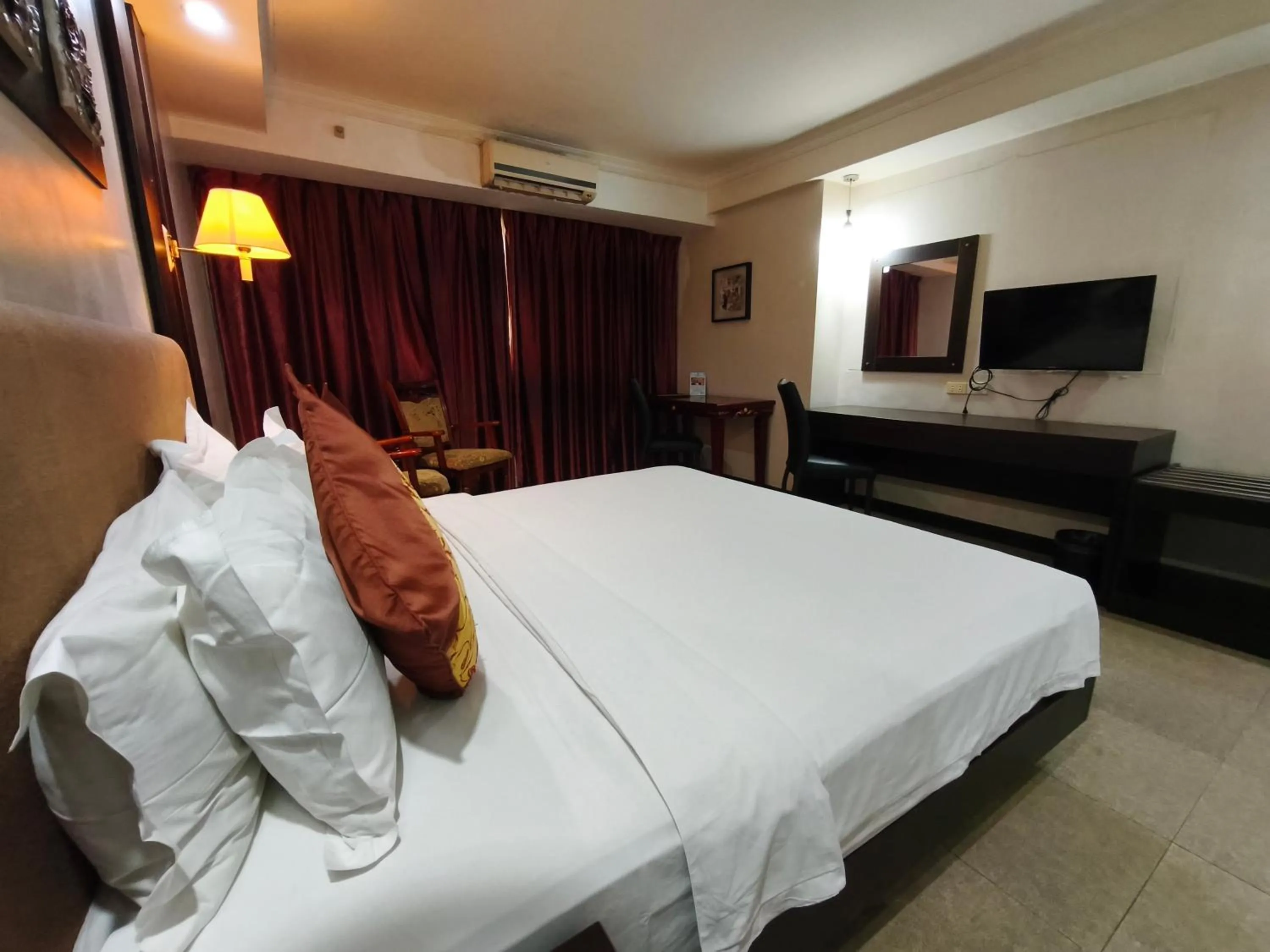 Bedroom, Bed in Lido De Paris Hotel