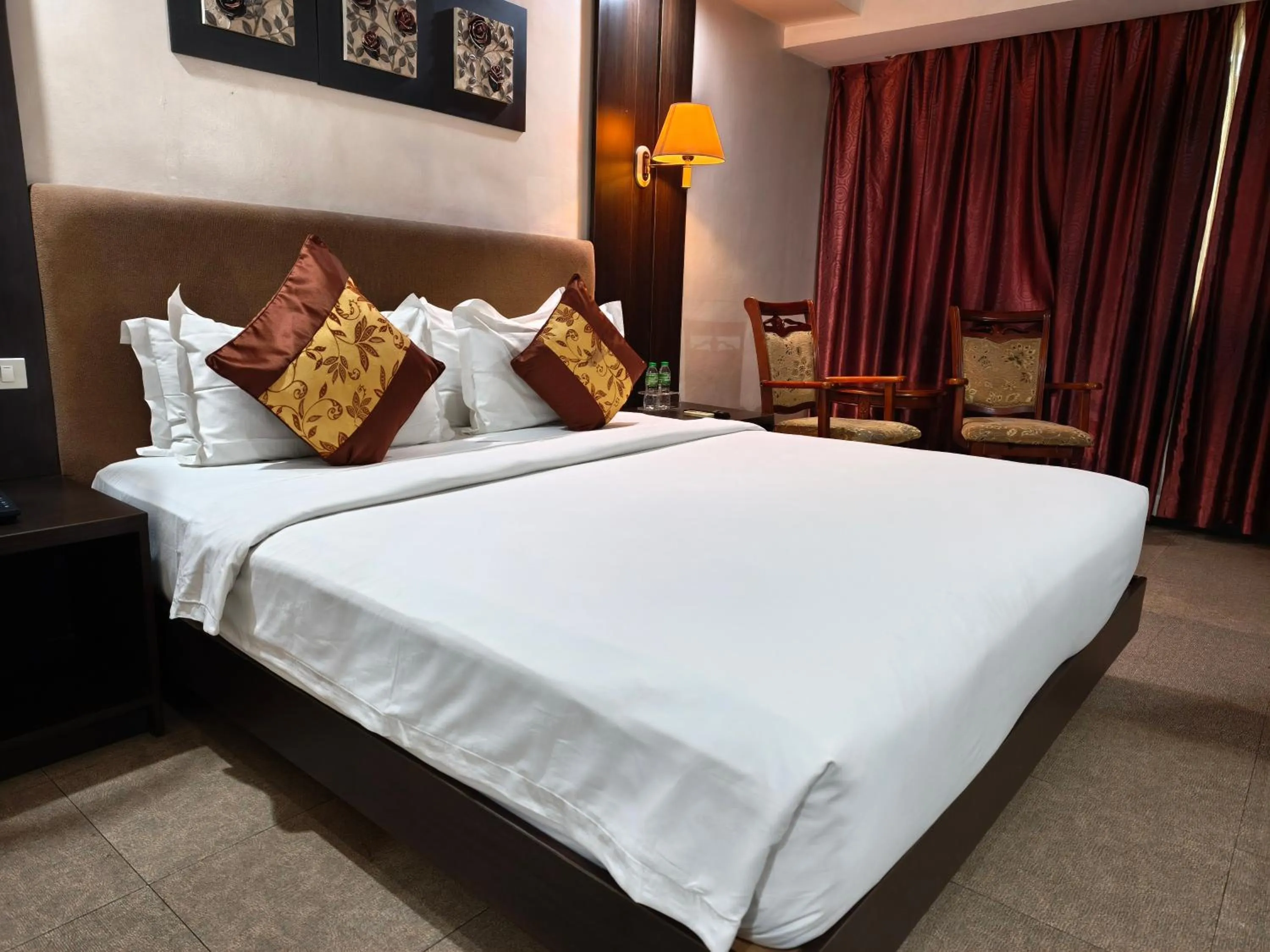 Bedroom, Bed in Lido De Paris Hotel