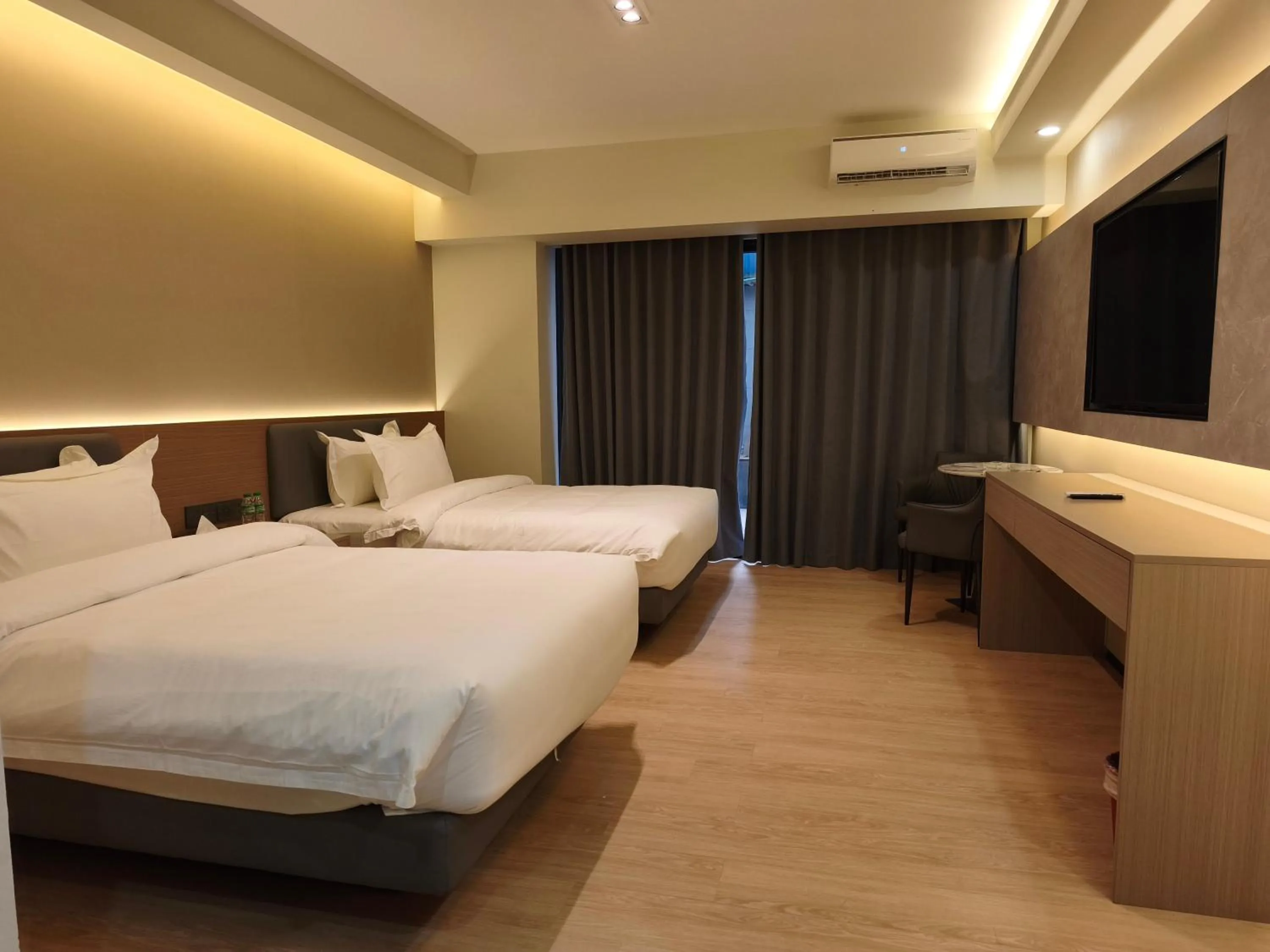 Bedroom, Bed in Lido De Paris Hotel