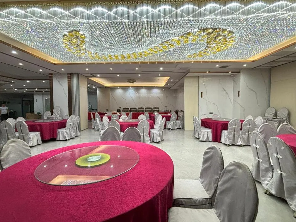 Restaurant/places to eat in Lido De Paris Hotel