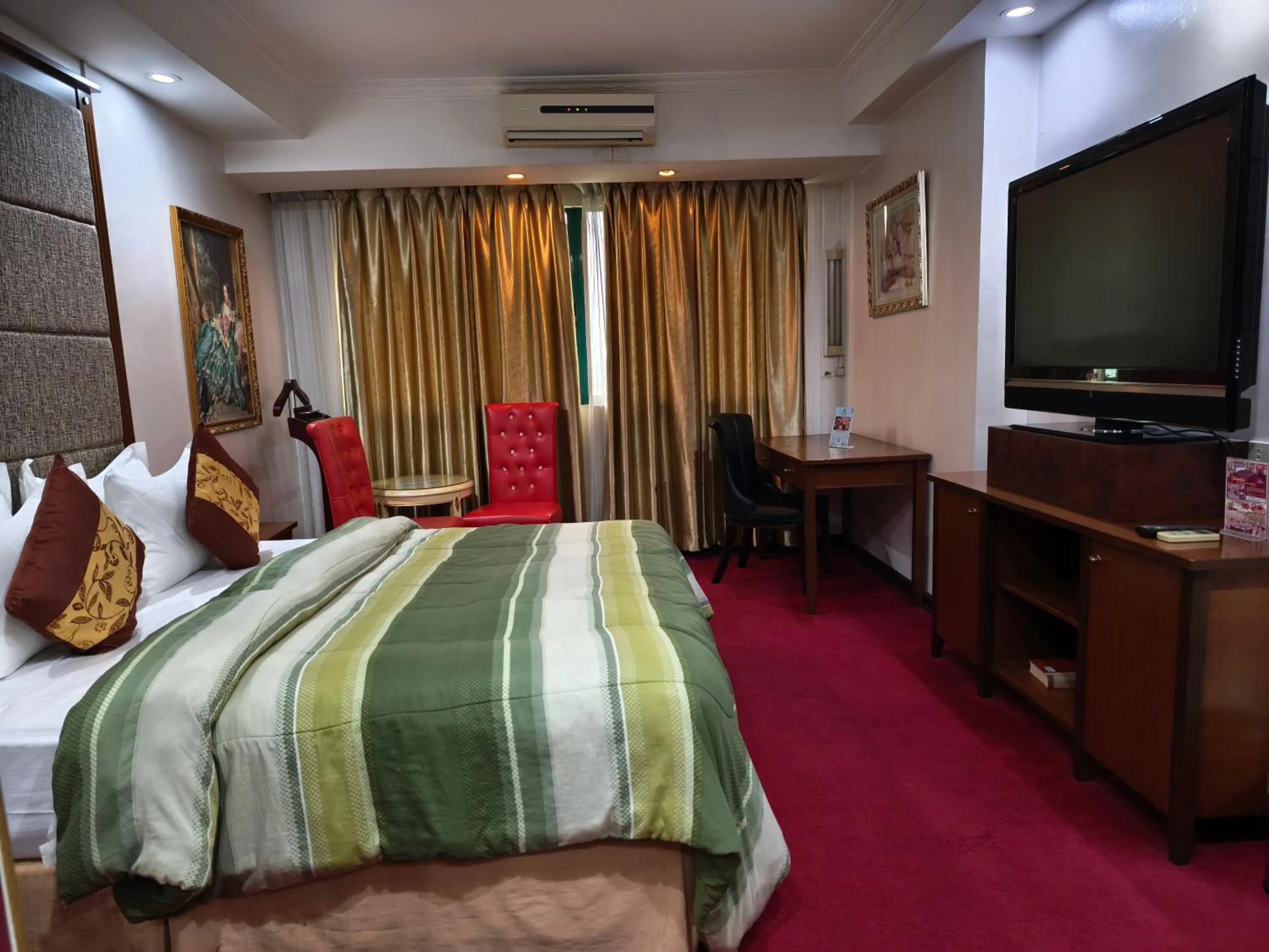 Bedroom, Bed in Lido De Paris Hotel