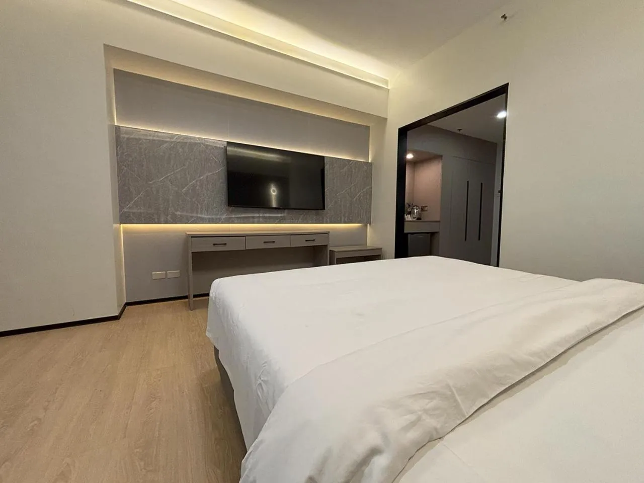 Bedroom, Bed in Lido De Paris Hotel