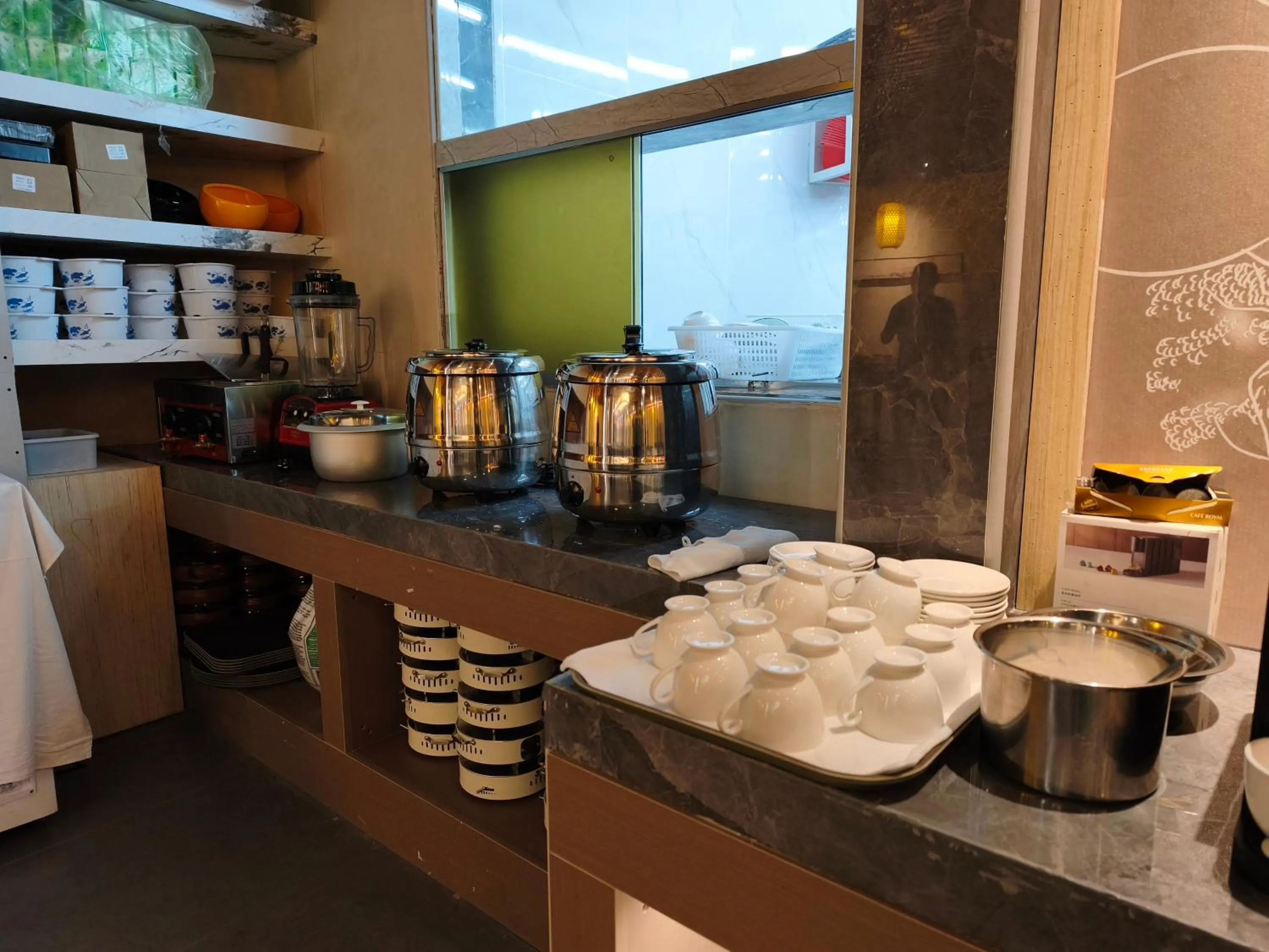 Restaurant/places to eat in Lido De Paris Hotel