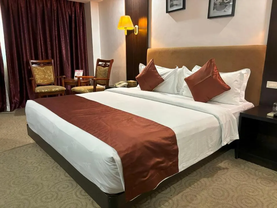 Bedroom, Bed in Lido De Paris Hotel