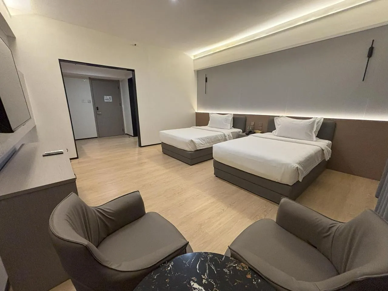 Bedroom, Bed in Lido De Paris Hotel