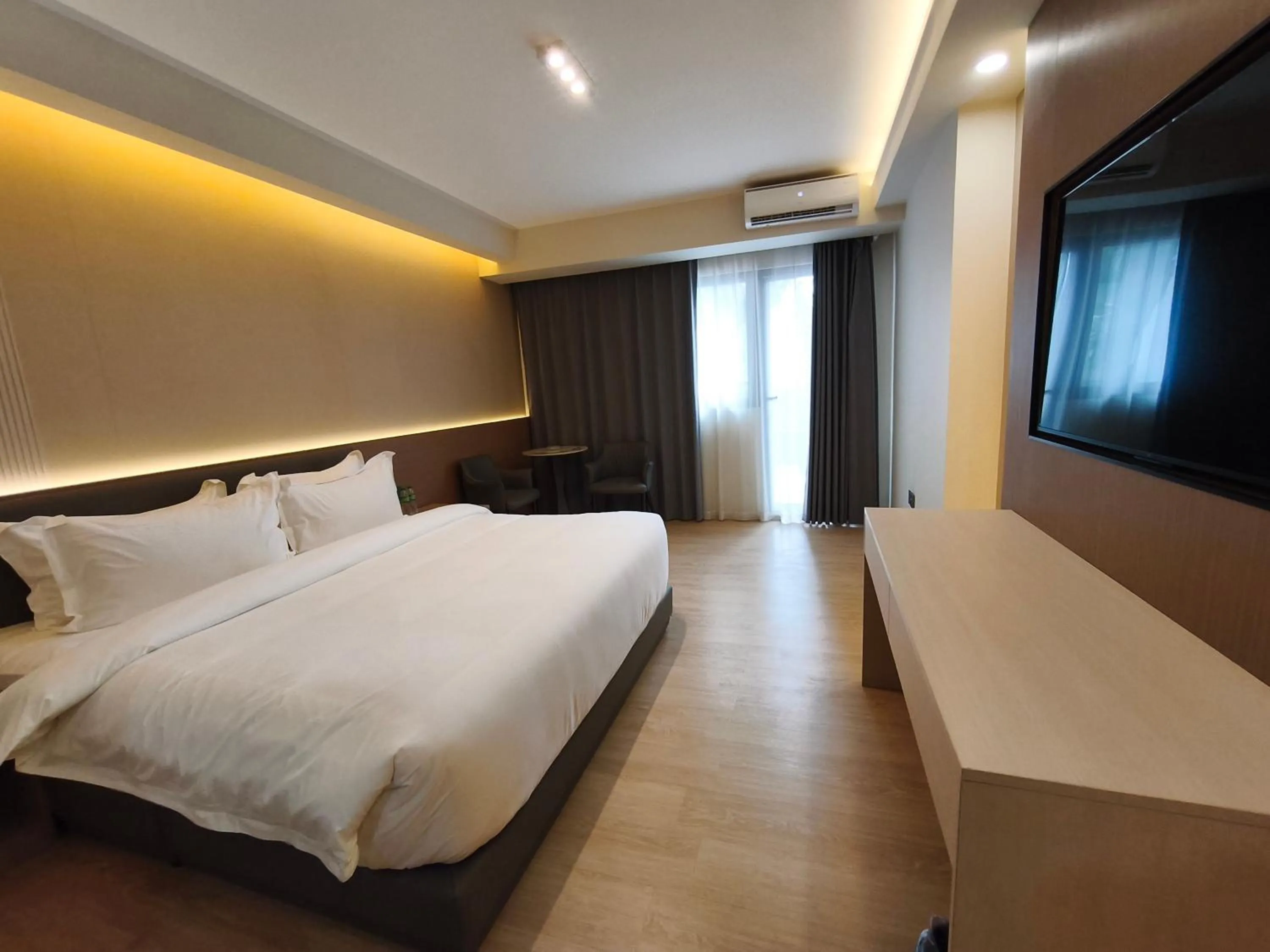 Bedroom, Bed in Lido De Paris Hotel