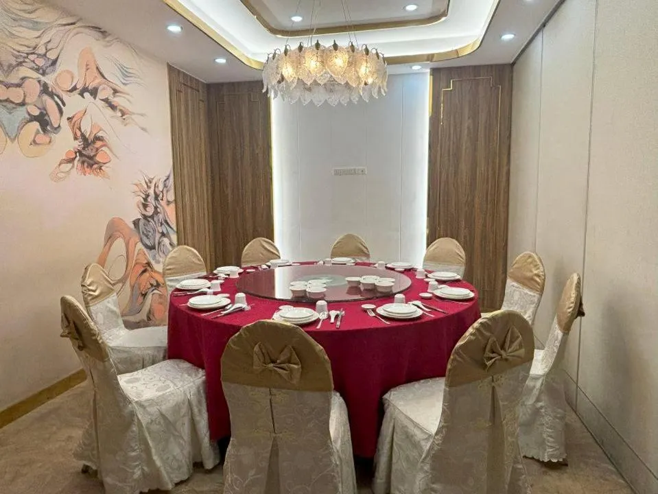 Restaurant/places to eat in Lido De Paris Hotel