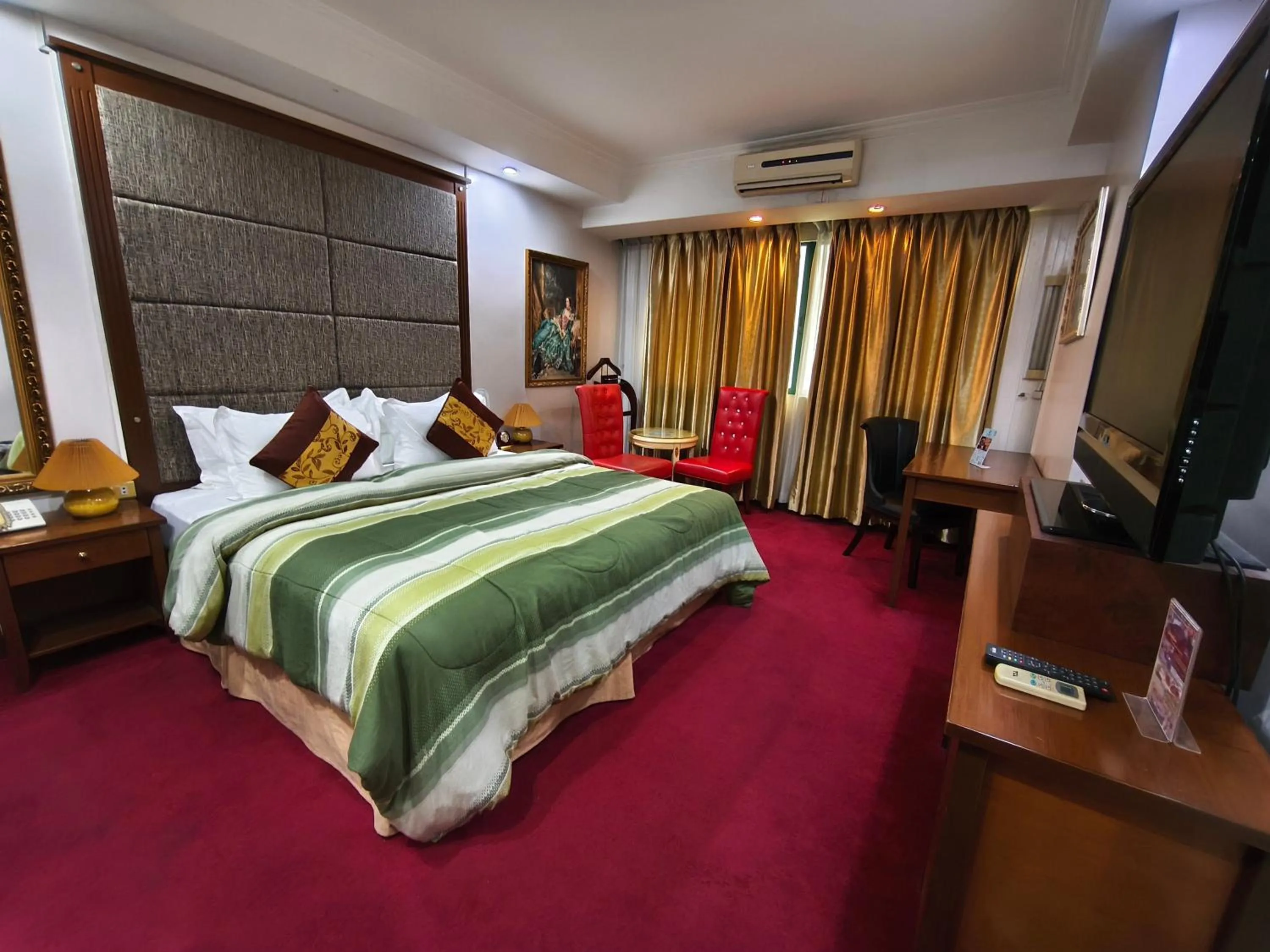 Bedroom, Bed in Lido De Paris Hotel