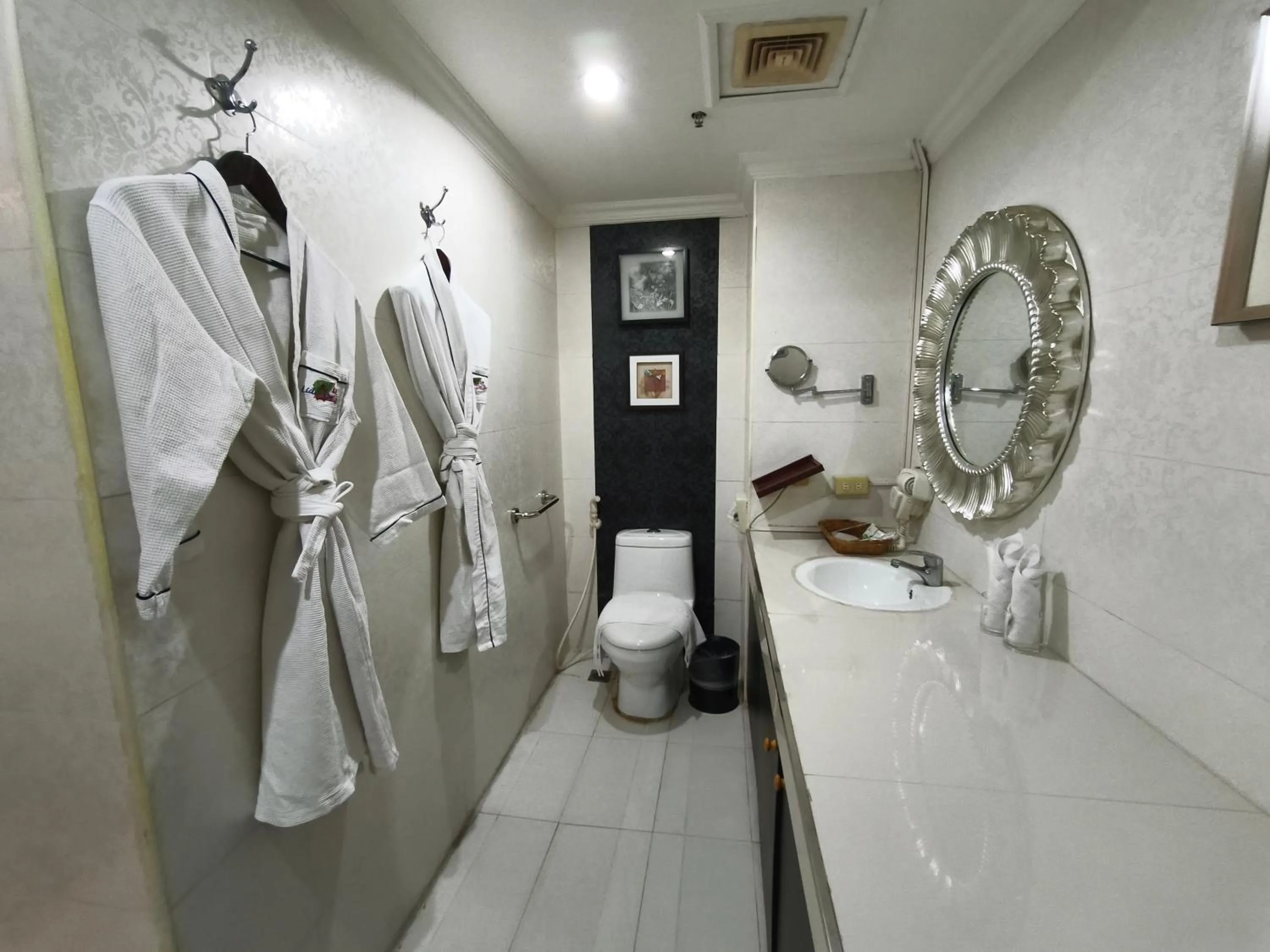 Toilet in Lido De Paris Hotel