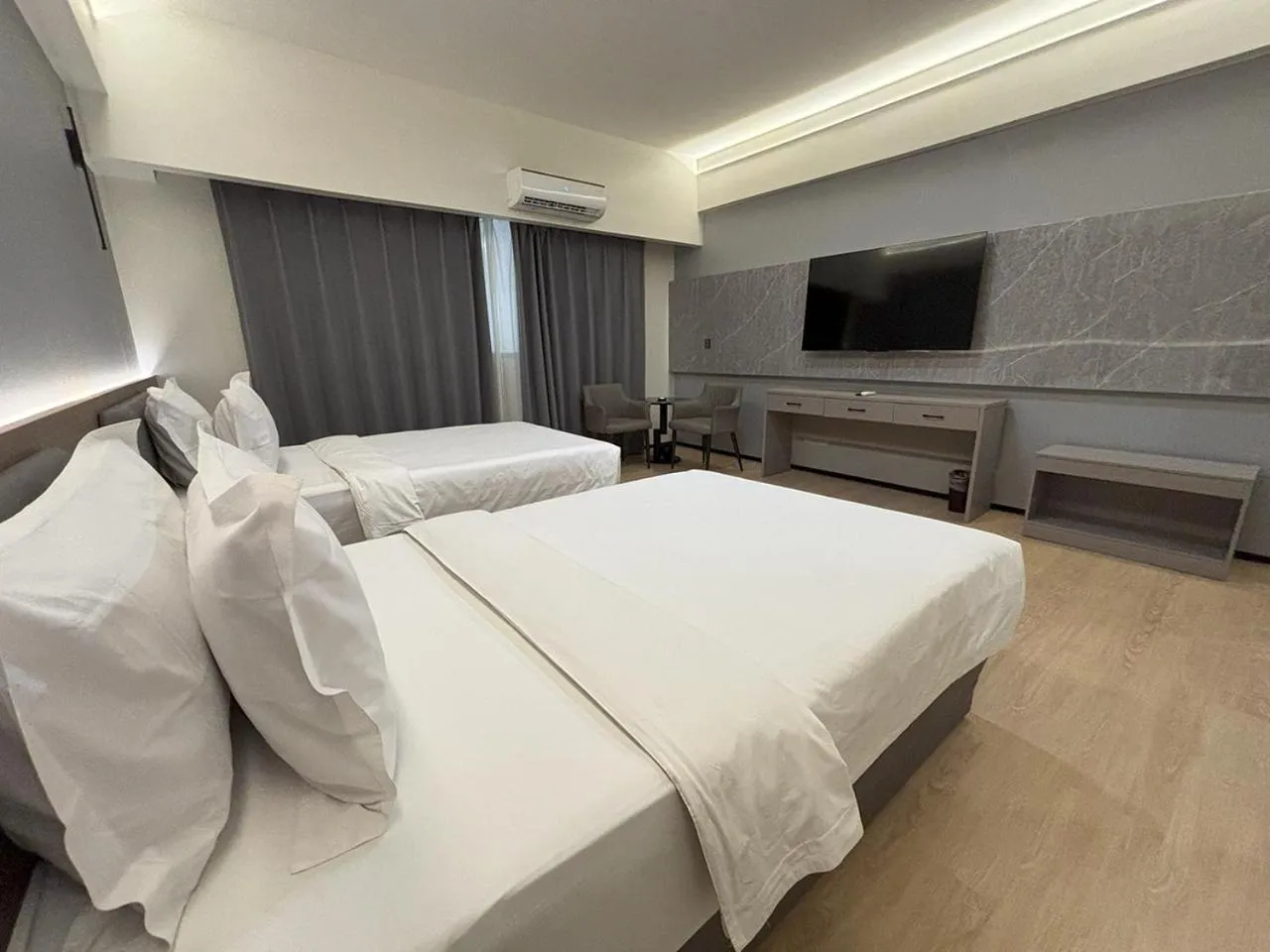 Bedroom, Bed in Lido De Paris Hotel